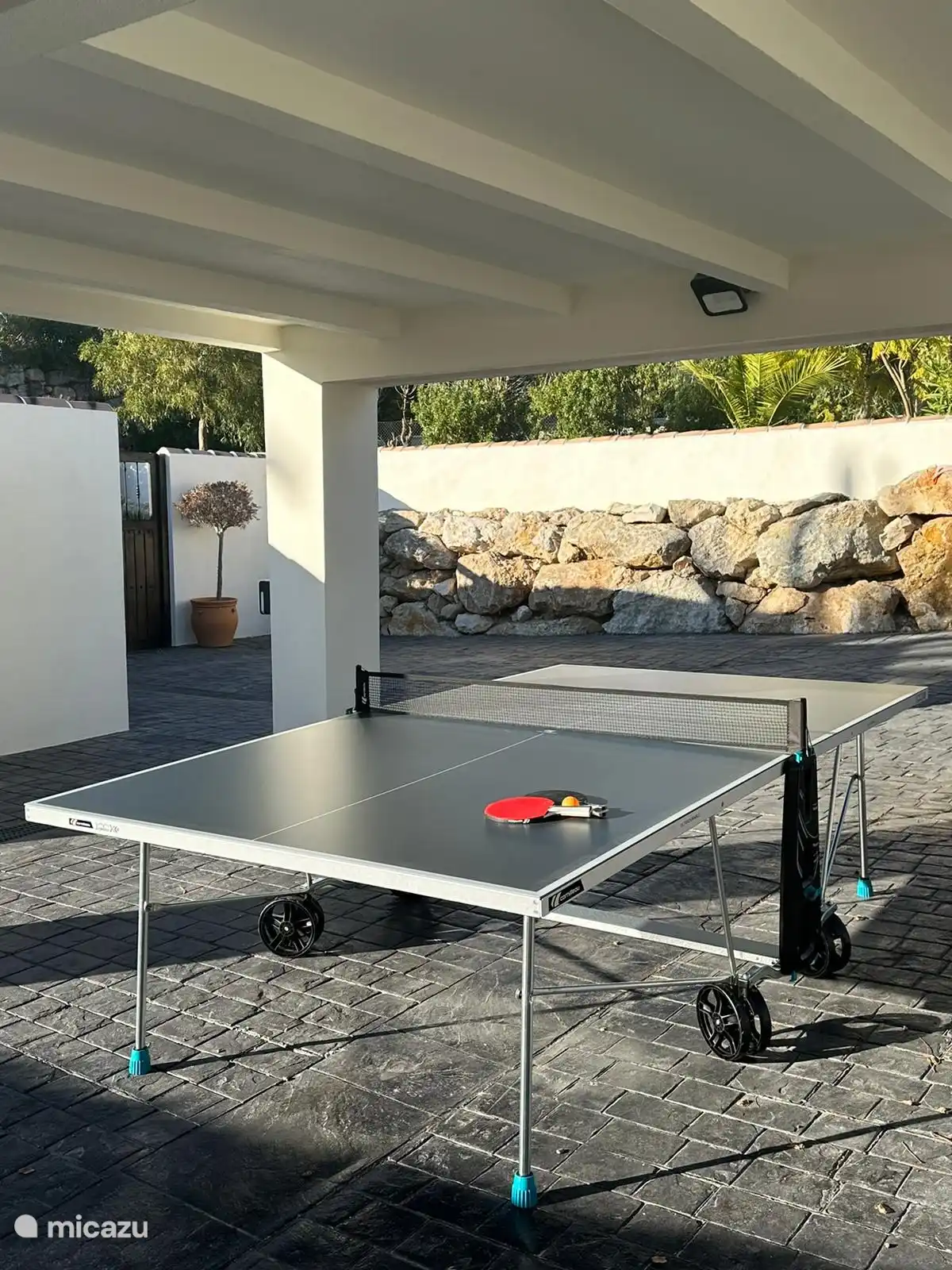 Tischtennisplatte unter dem Vordach