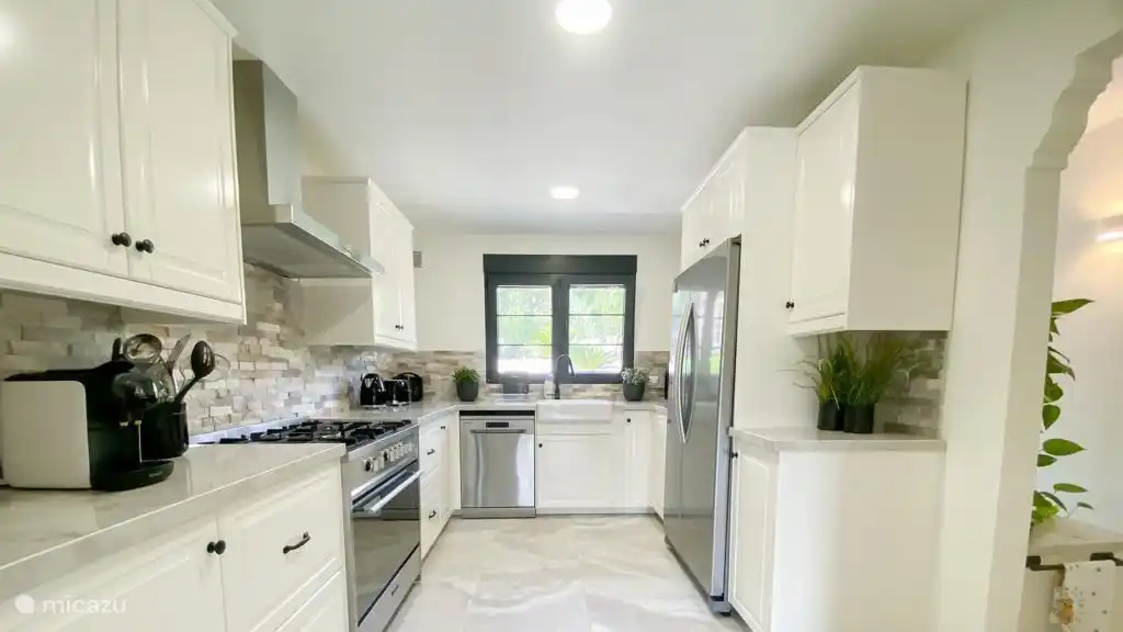 Voll ausgestattete Küche