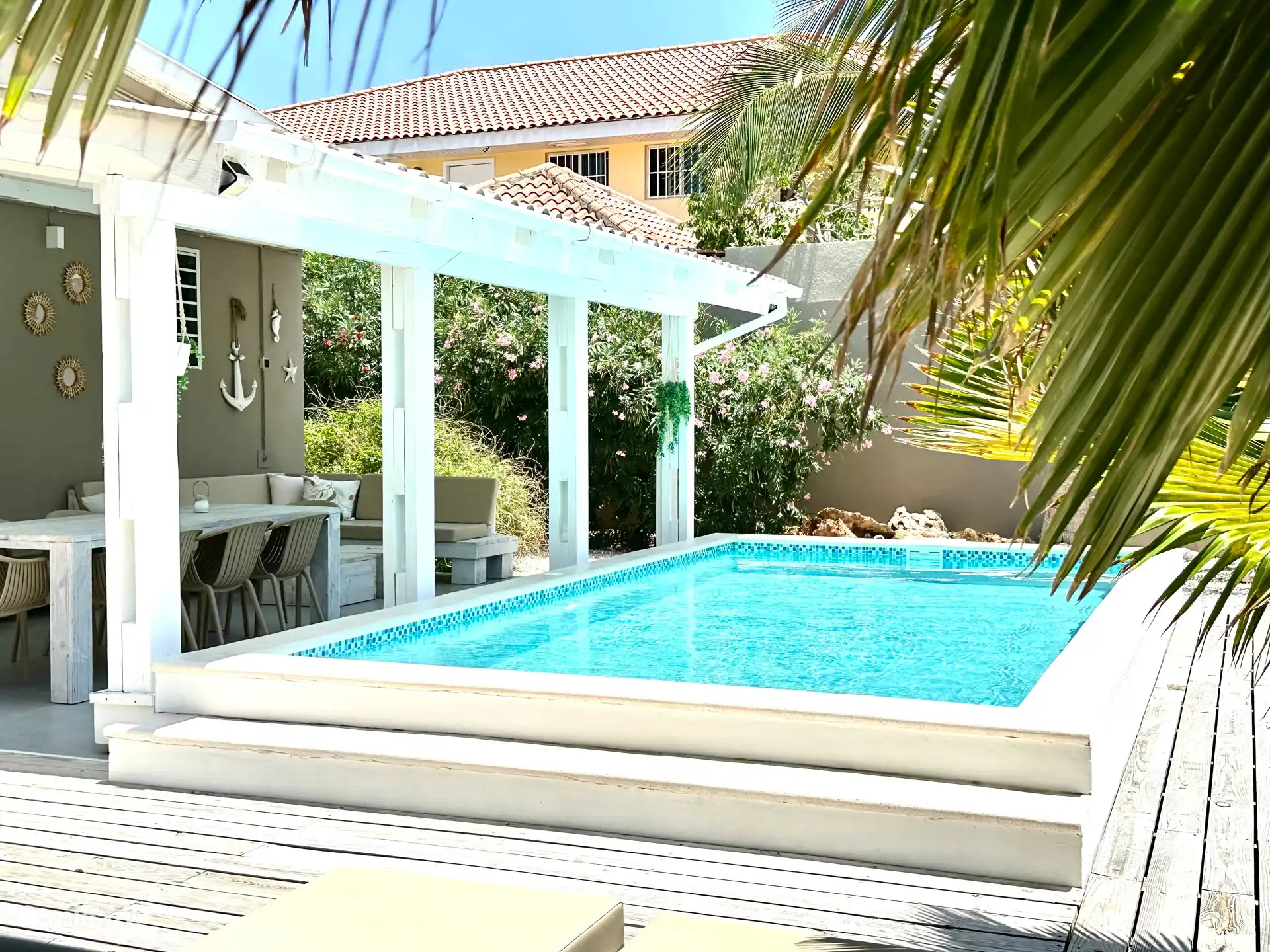 Privé zwembad aan de achterzijde van de villa