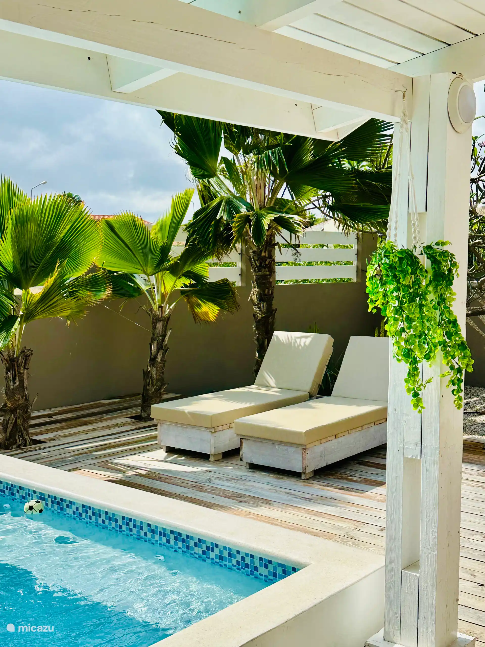 Vier ligbedden, vier beach chairs