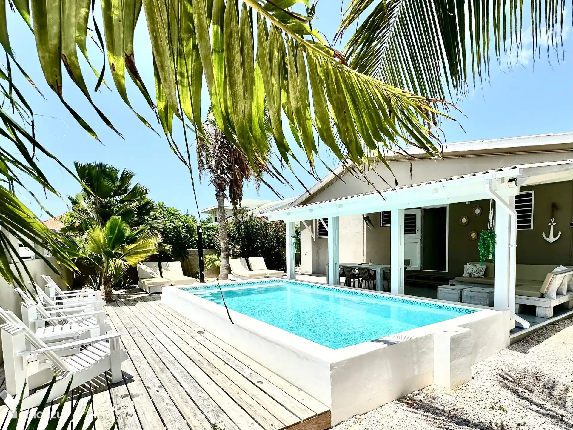 Privé zwembad aan de achterzijde van de villa