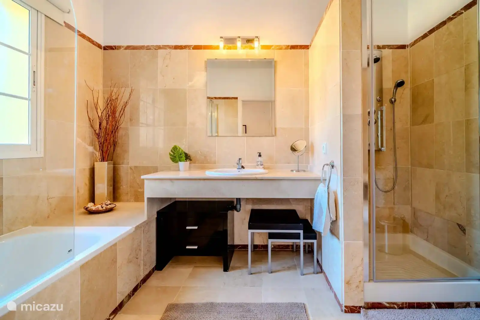 3. Badezimmer, das mit dem Hauptbett verbunden ist