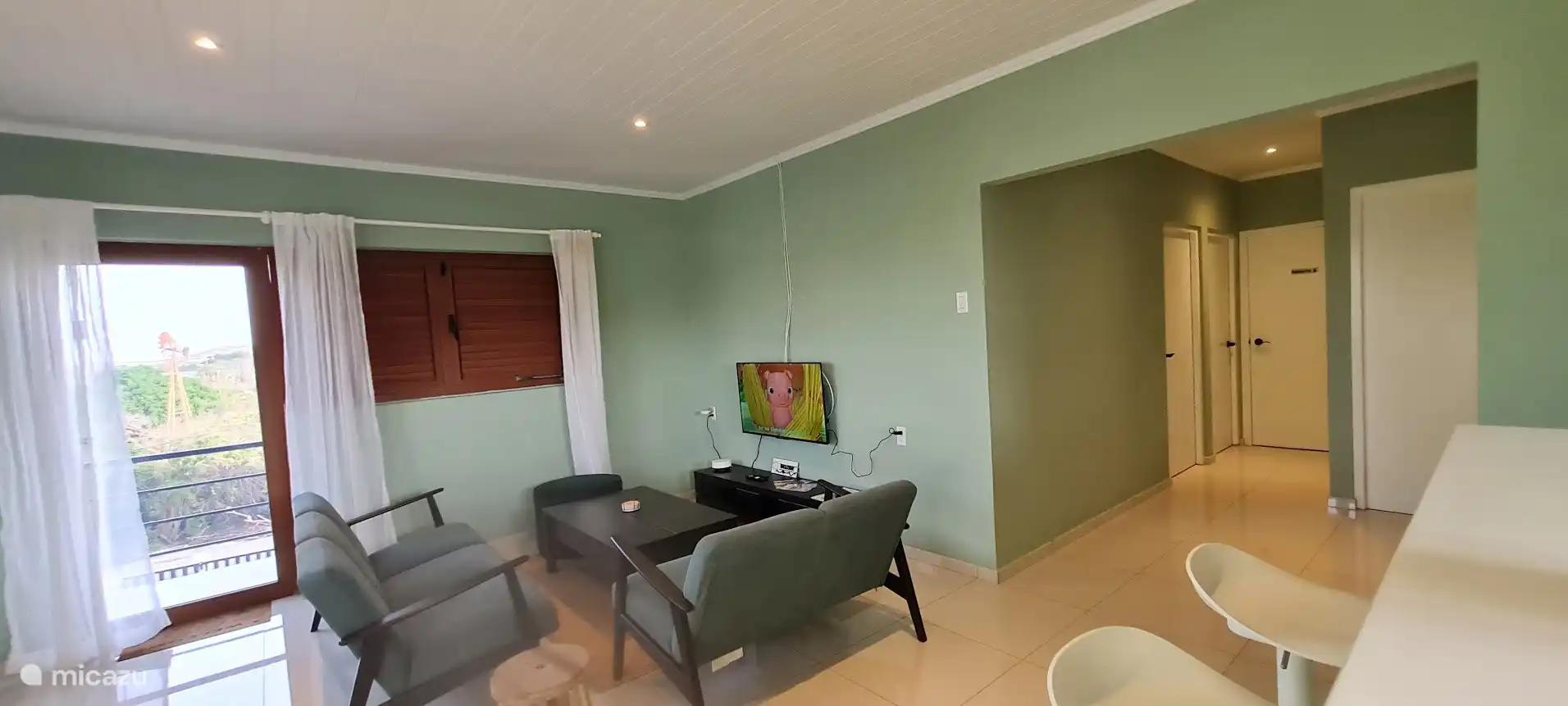 Entrée, salon et couloir menant aux chambres et à la salle de bain