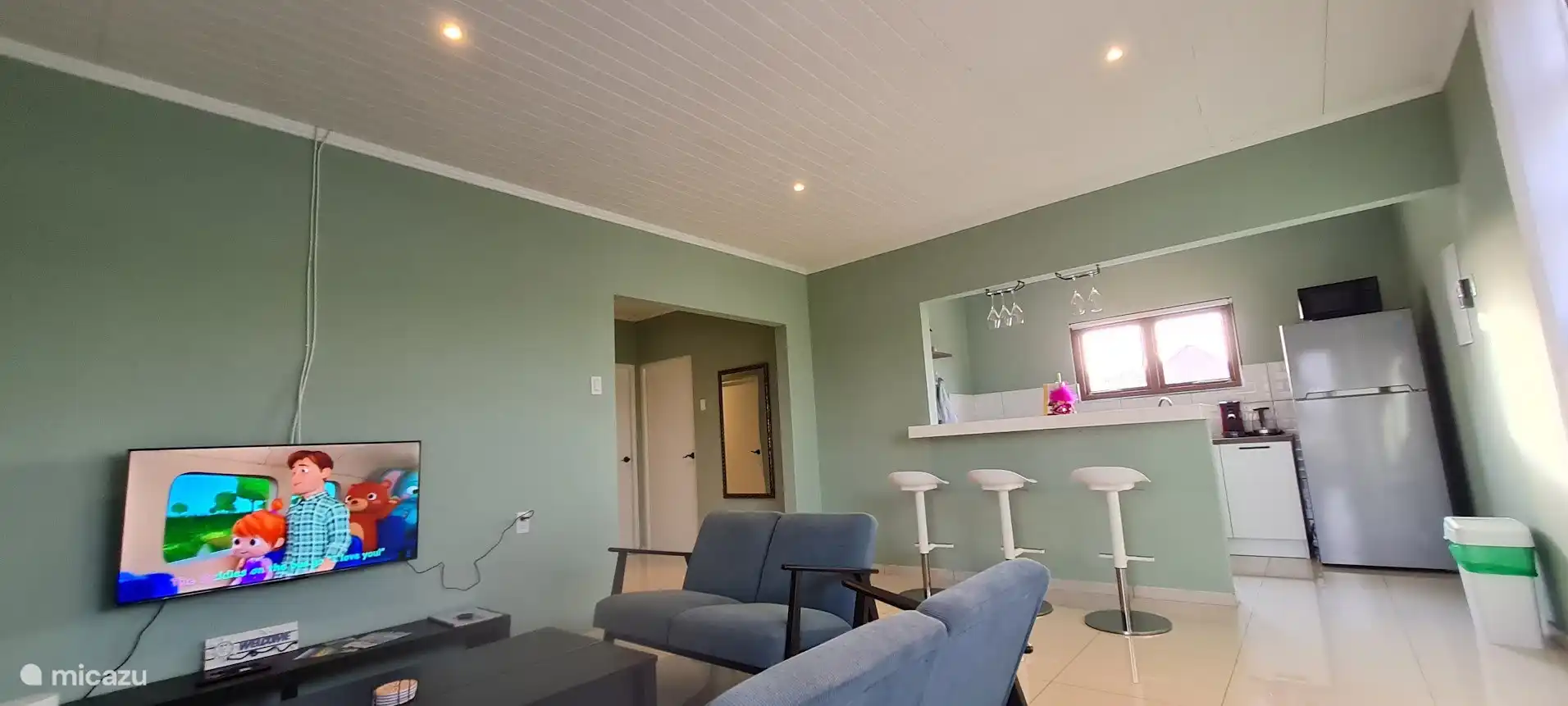 Salon, bar et cuisine.