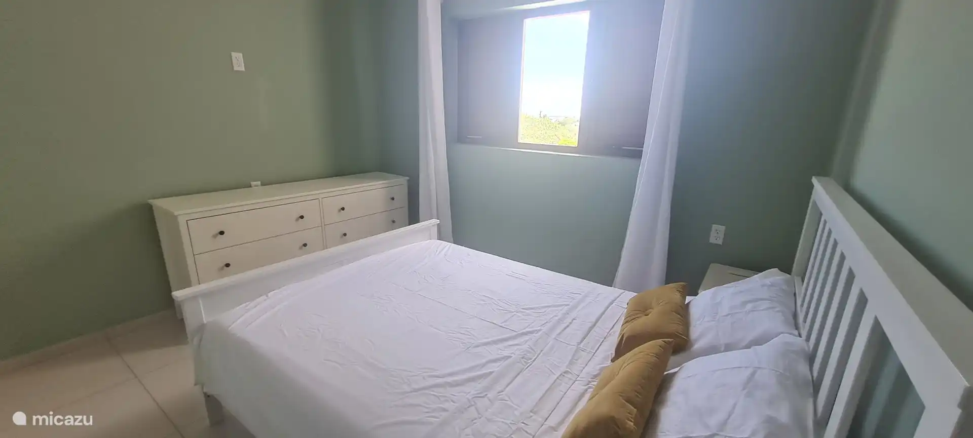 Dieses Schlafzimmer verfügt über ein Doppelbett von 140x200cm, zwei Nachttische und eine Kommode mit 6 Schubladen. Alle Zimmer im Ruhezustand sind klimatisiert. 