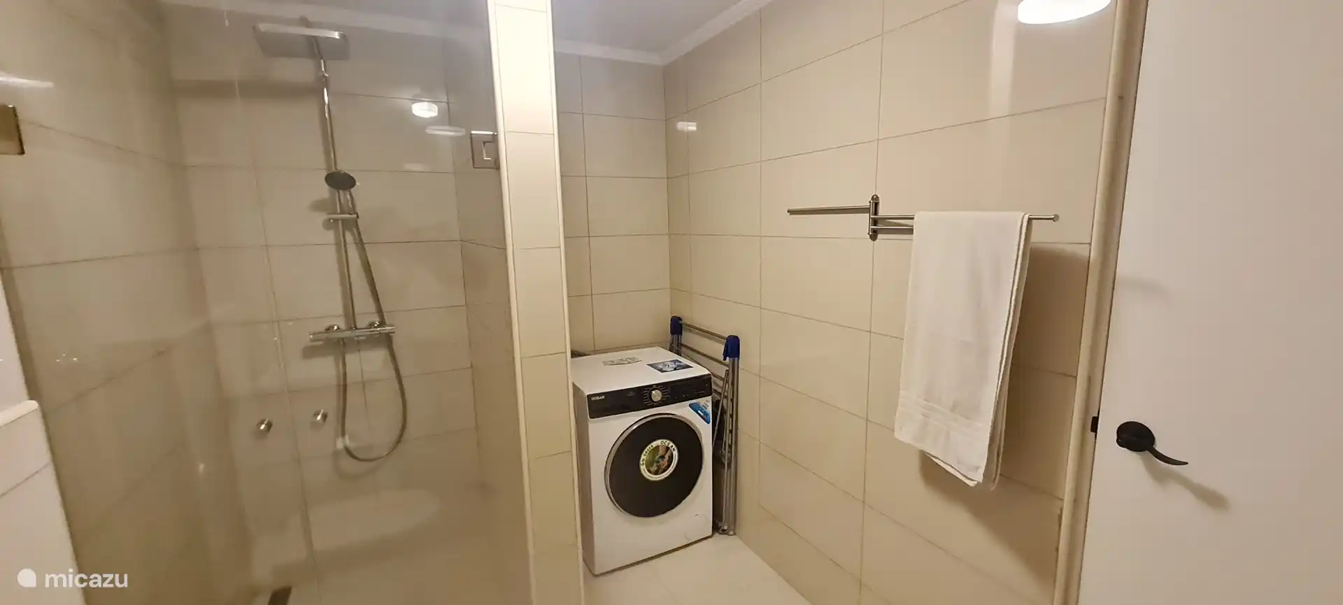 Badezimmer mit Waschmaschine