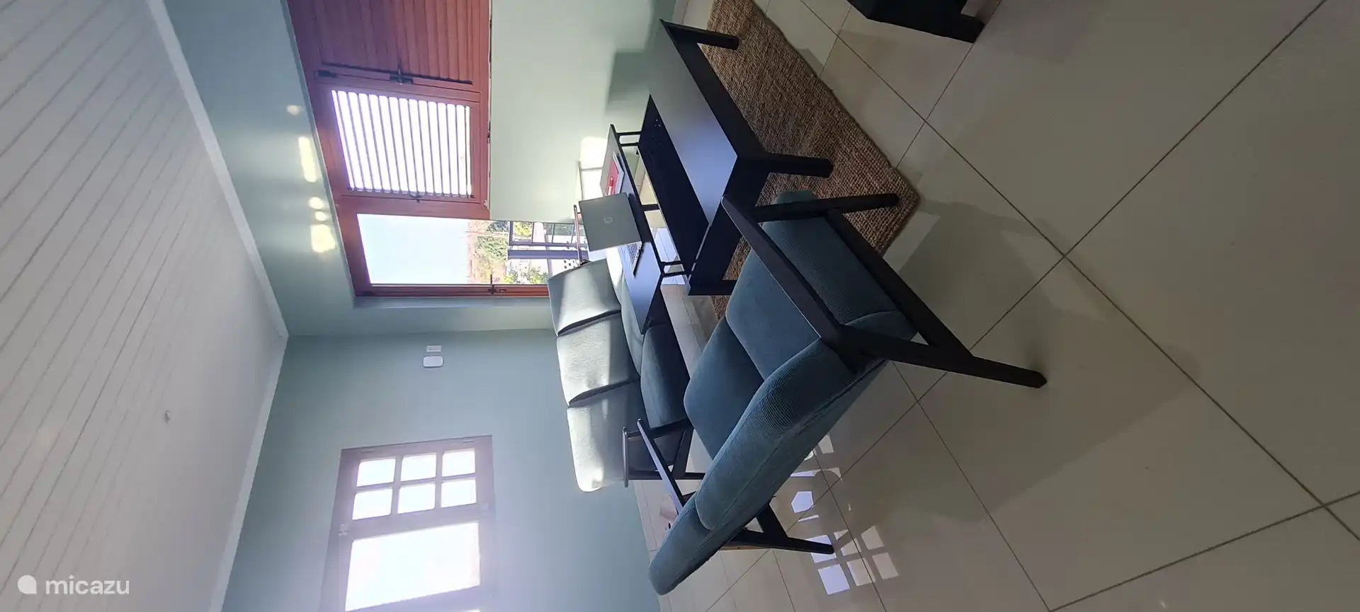 Sie können bequem am Couchtisch sitzen, essen und arbeiten, denn die Tischplatte ist höhenverstellbar. Die obere Hälfte der Tischplatte lässt sich mühelos anheben. 