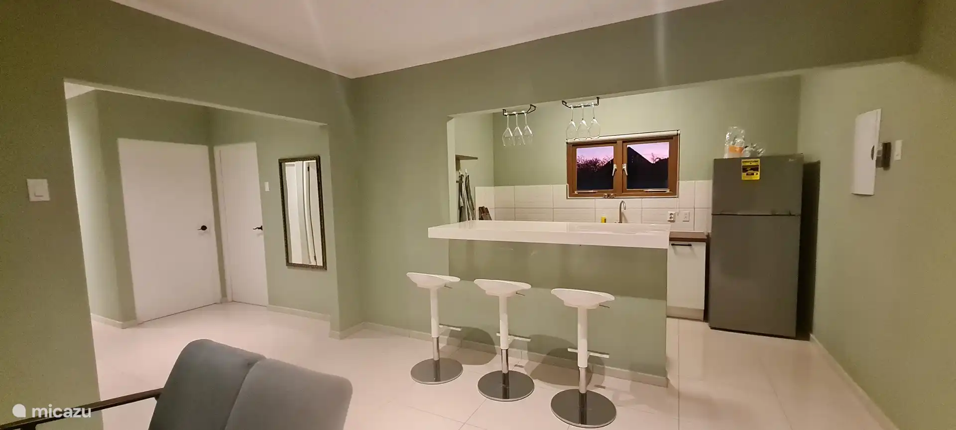 Stehtisch, an dem Sie Frühstück, Abendessen und Getränke genießen können.