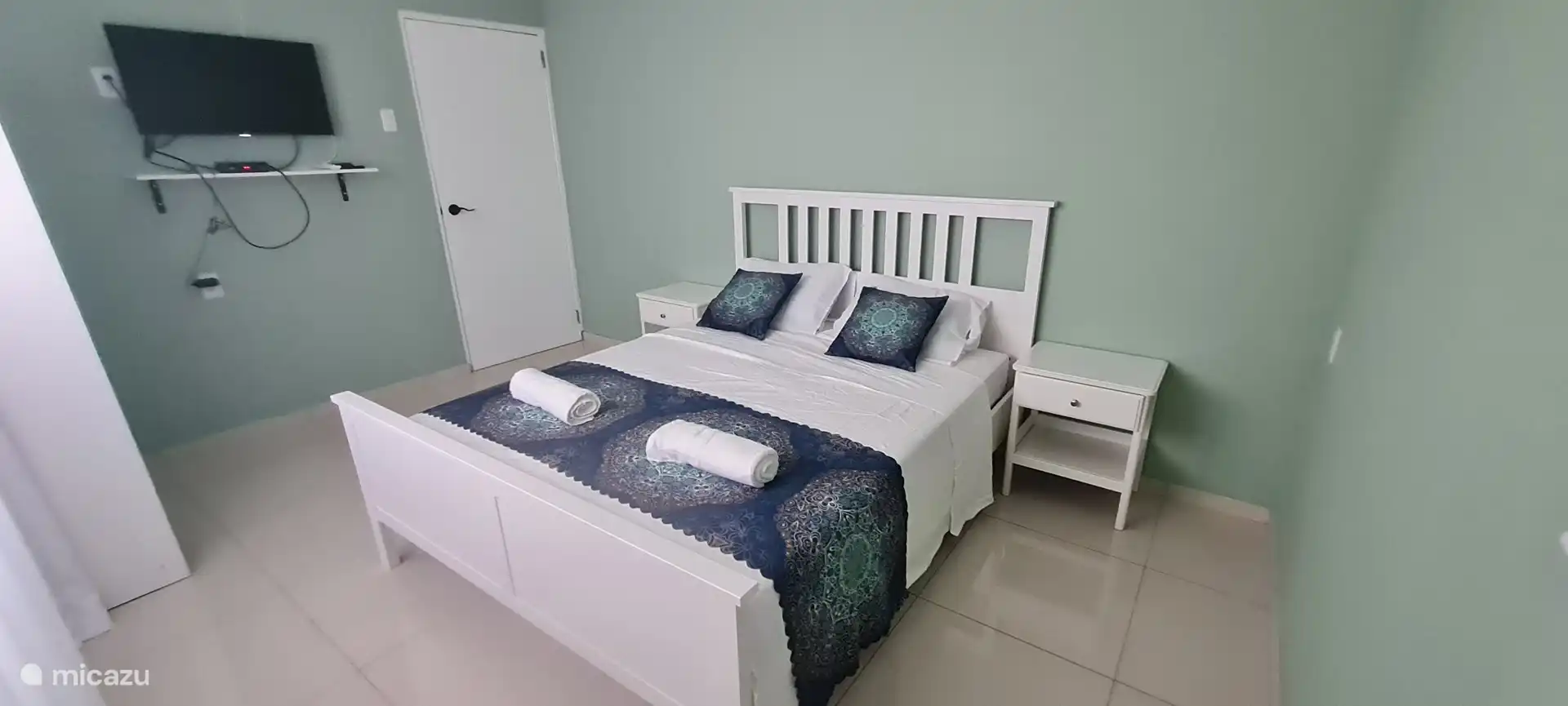 Das Hauptschlafzimmer mit einem Doppelbett von 160x200cm. Das Schlafzimmer ist mit einem Fernseher ausgestattet. Alle Schlafzimmer sind klimatisiert. 