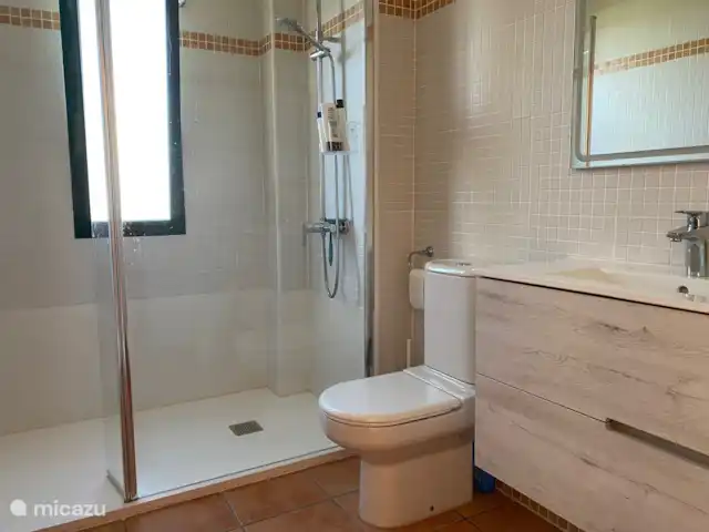 Townhouse Javea Arenal | Espagne, Costa Blanca, Jávea - maison de ville Salle de bain dans la chambre principale au premier étage