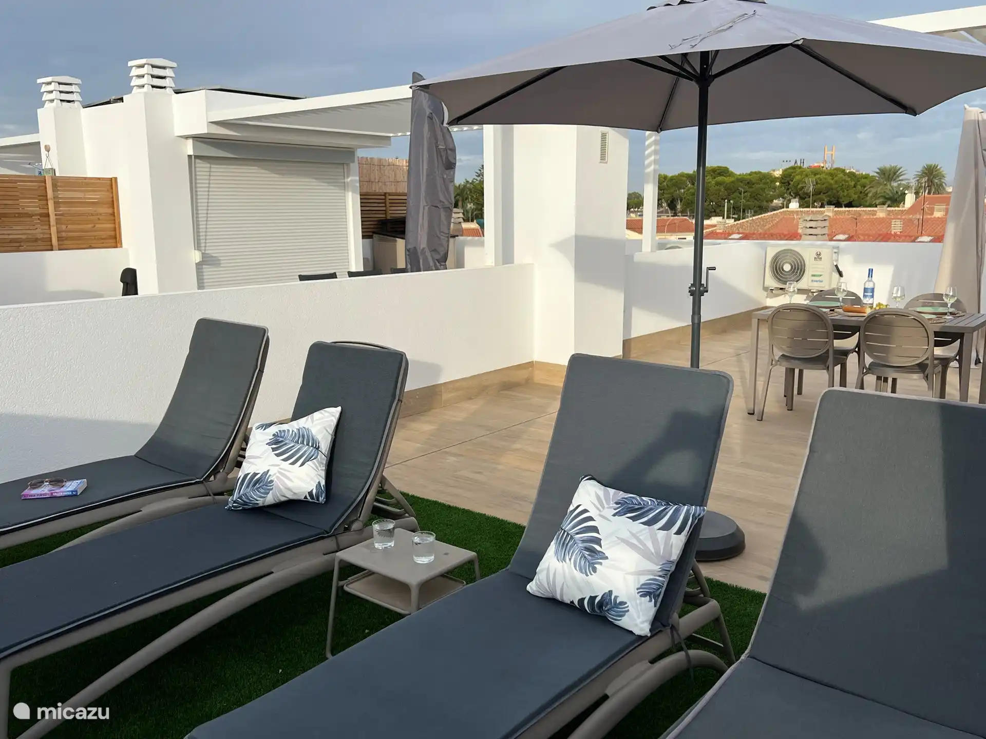 Zonnedek met vier ligstoelen