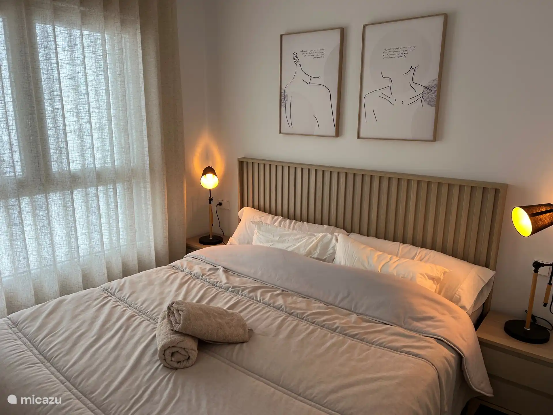 Grote slaapkamer met ensuite-badkamer