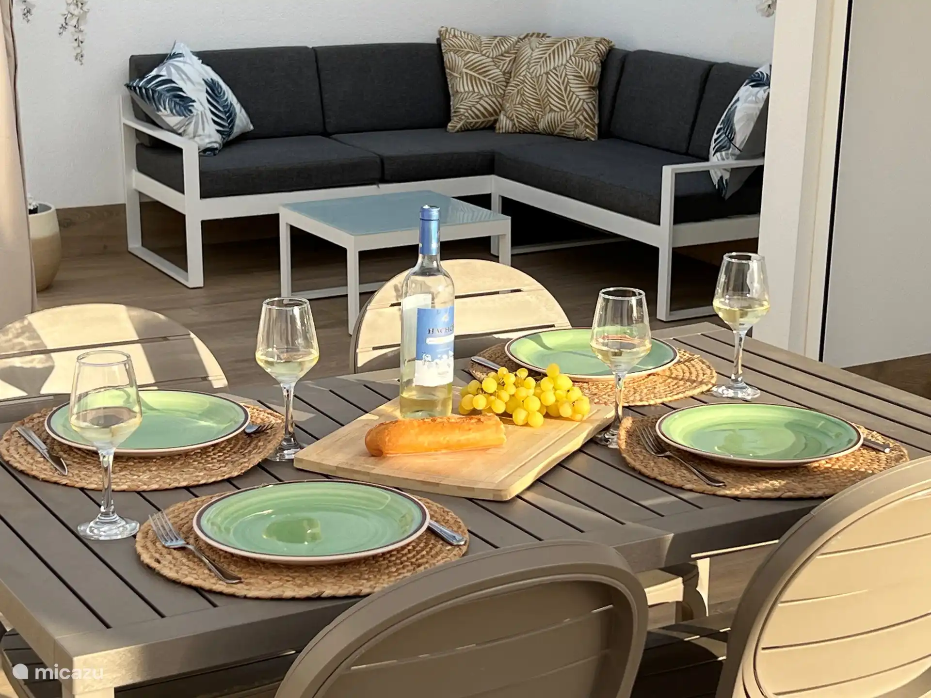 Eetgedeelte op dakterras bij de buitenkeuken