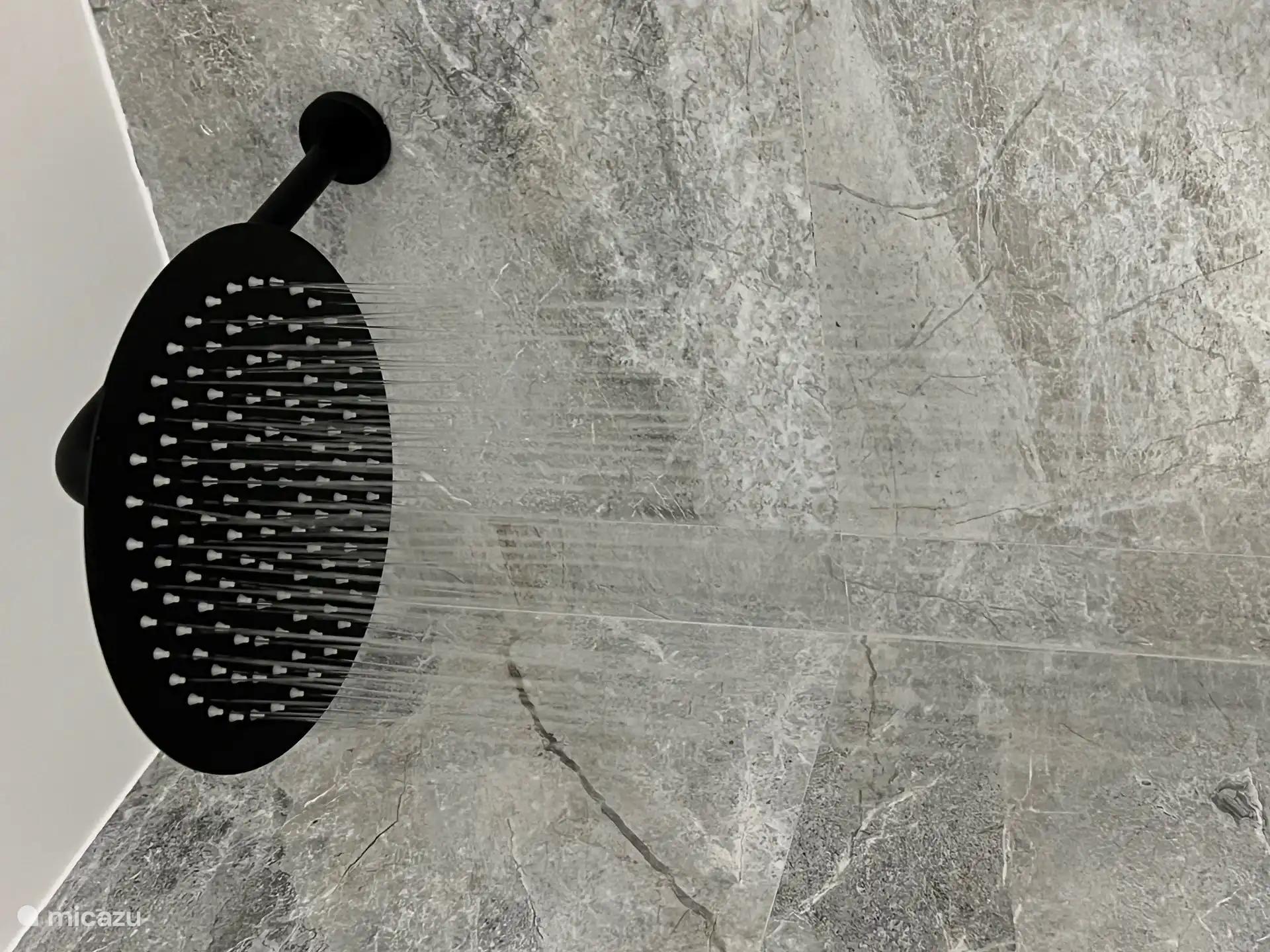 Regendouches in beide badkamers