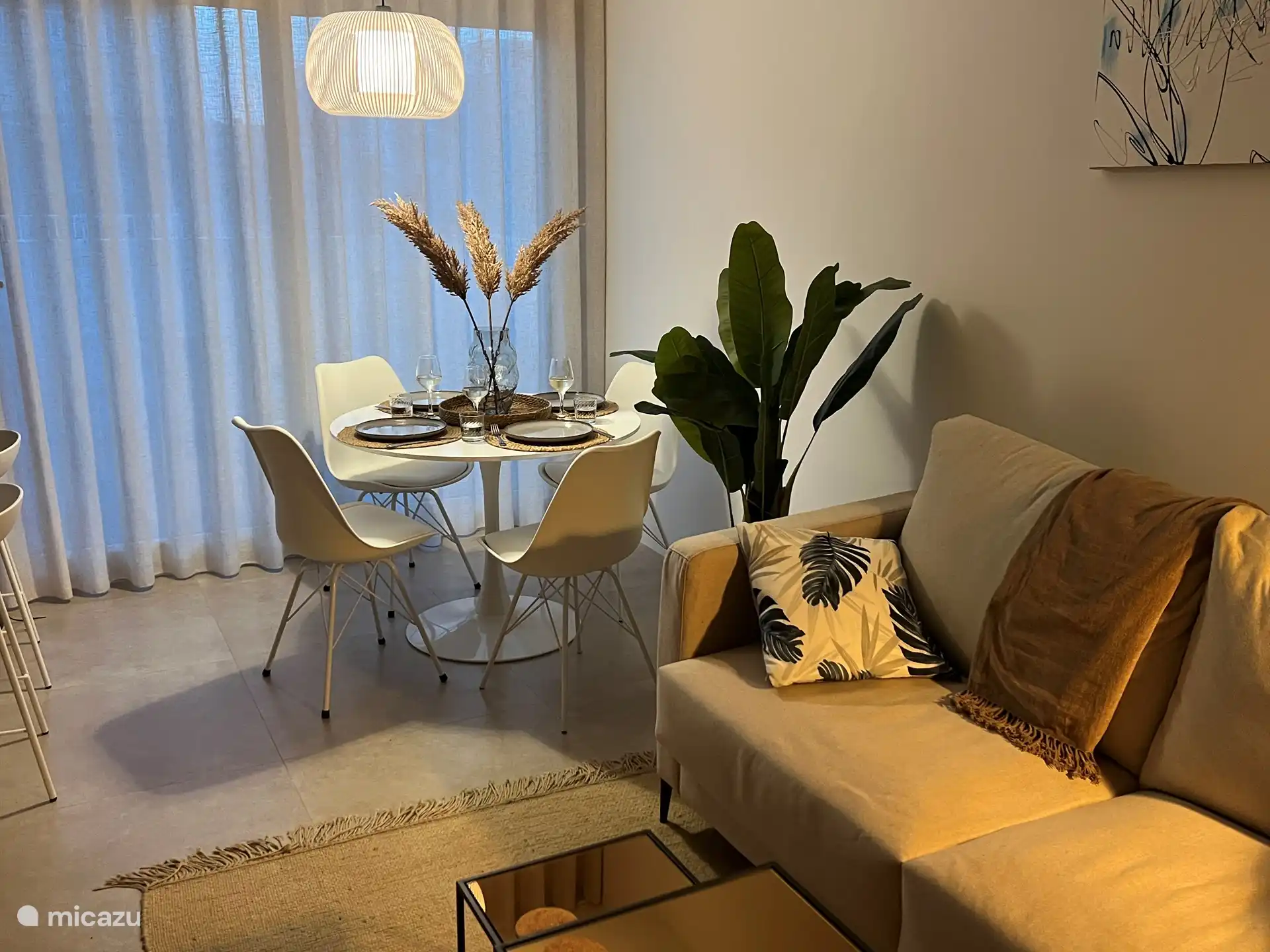 Woonkamer met schuifpui naar het balkon