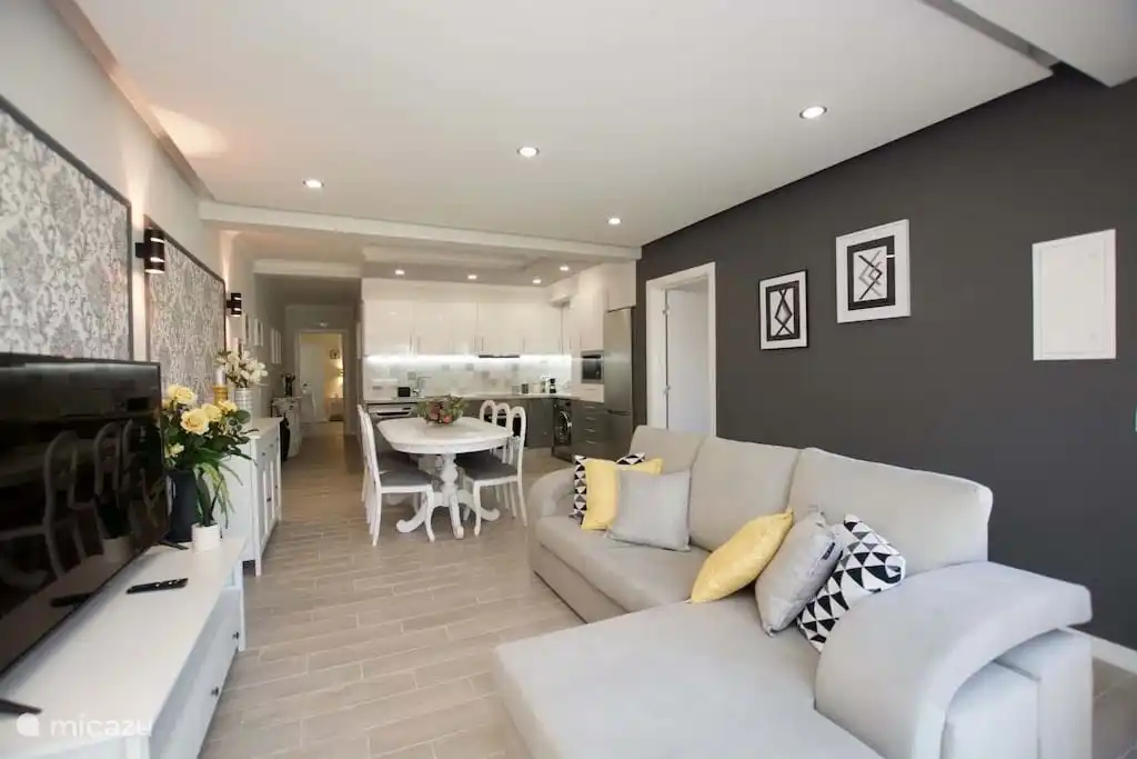 Wohnzimmer/Offene Küche