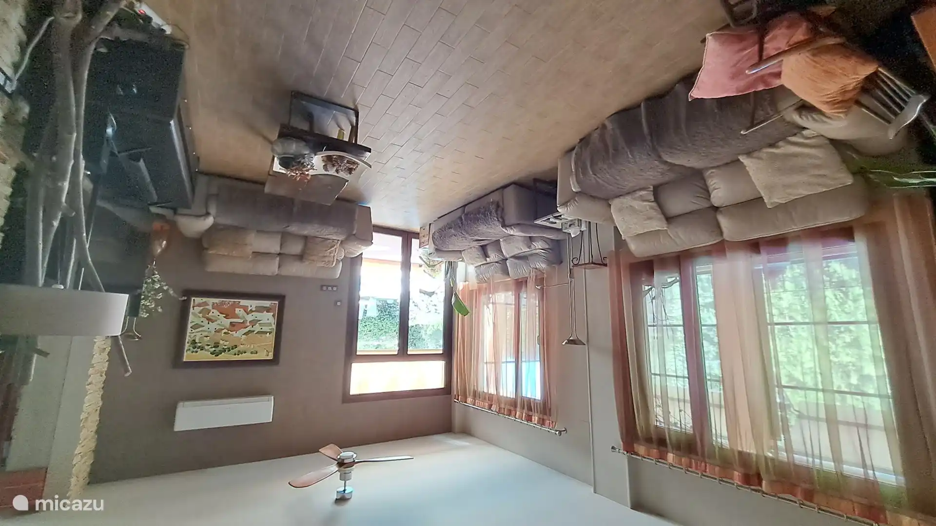 Wohnzimmer. Die Sofas sind verstellbar.