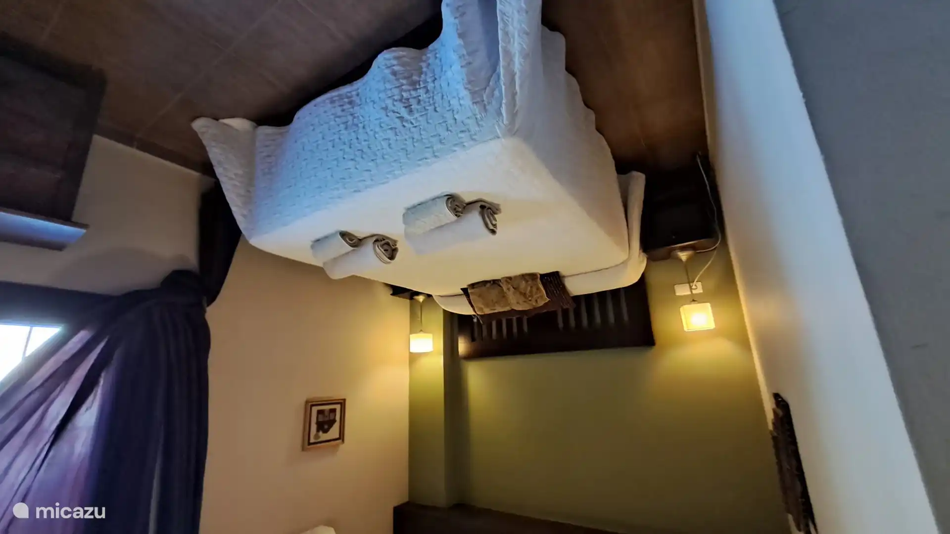 Schlafzimmer mit Doppelbett in der unteren Etage