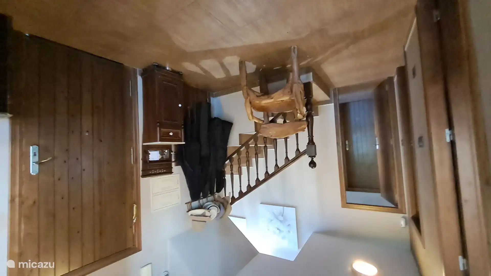 Eingang zum Haus und Treppe zum Obergeschoss