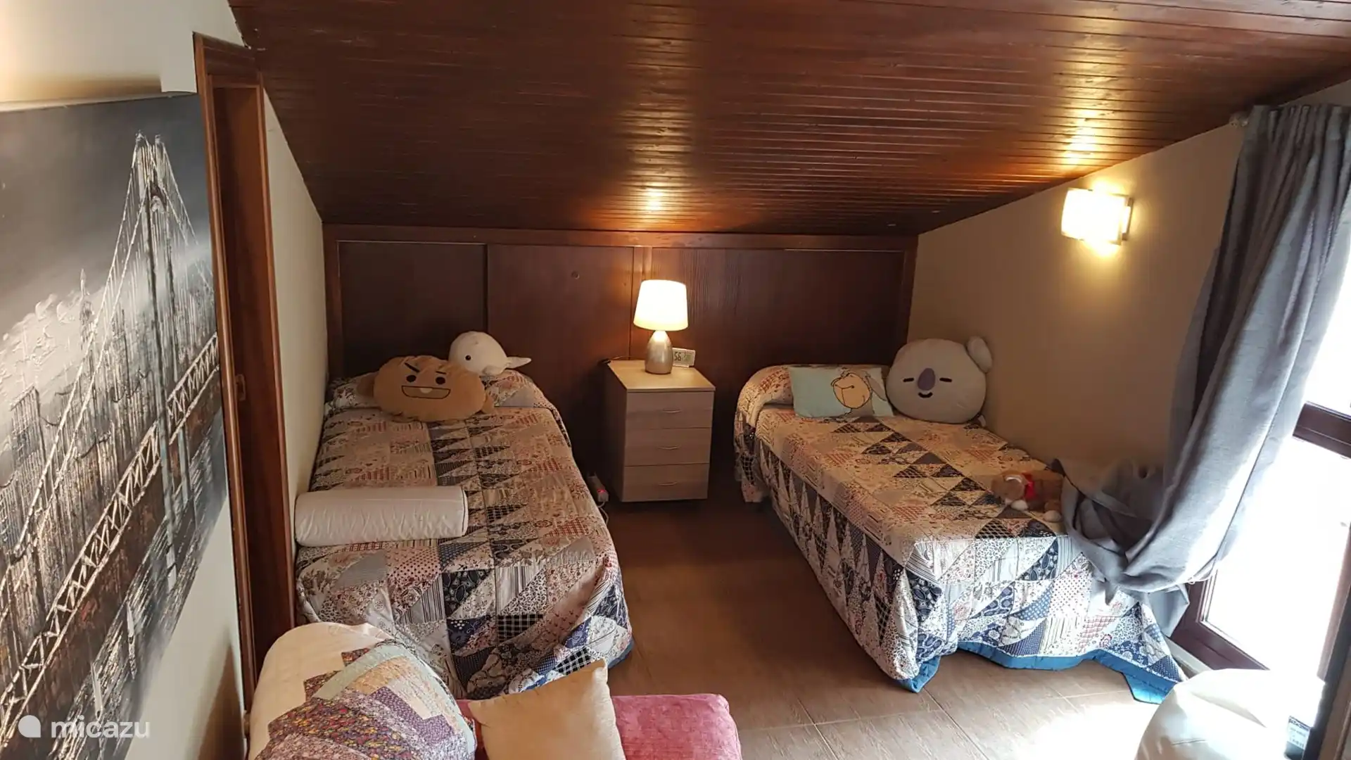 Schlafzimmer mit Einzelbetten im Obergeschoss. Es verfügt auch über ein eigenes WC