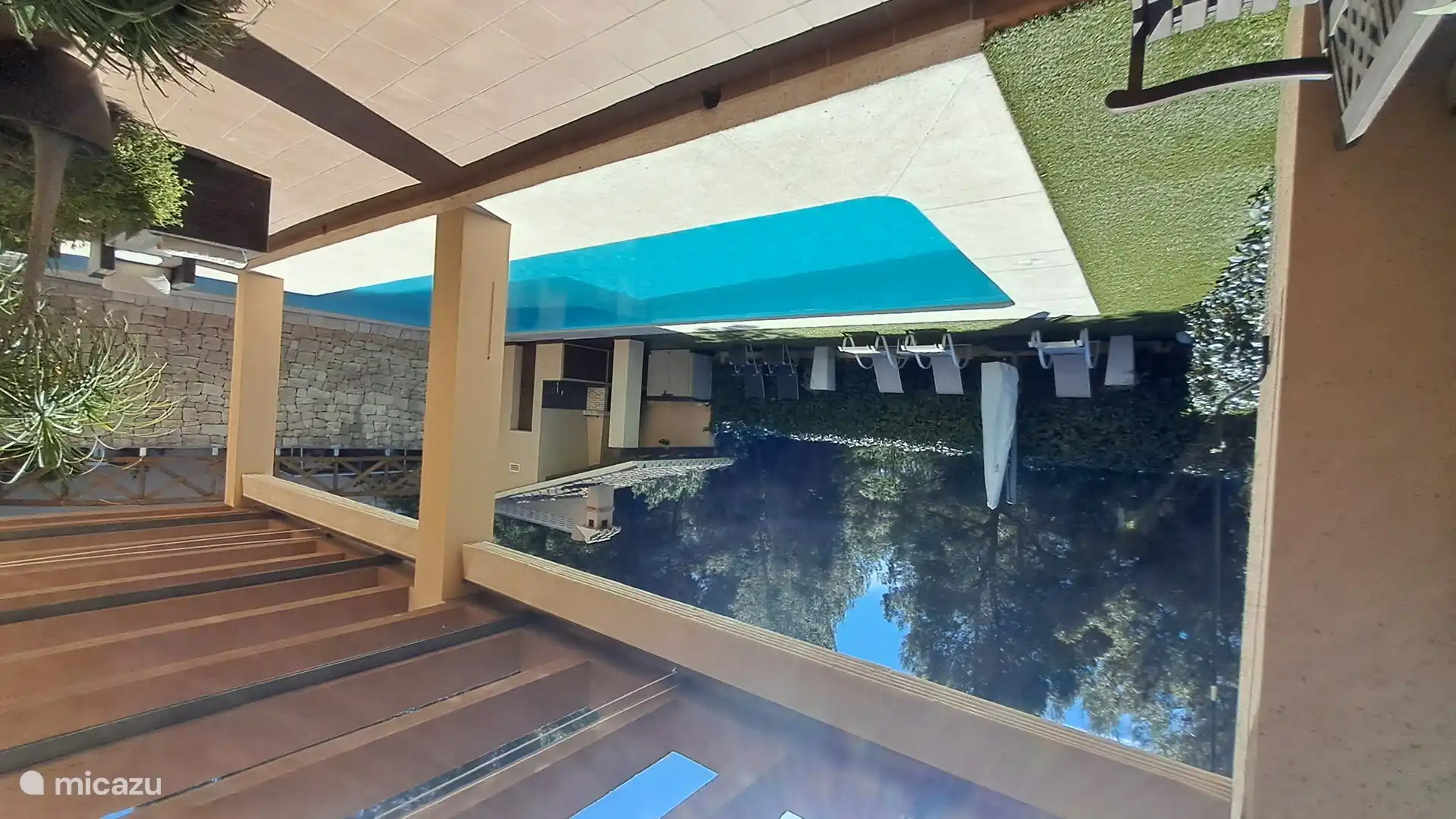 Schwimmbad, Bart und Terrasse