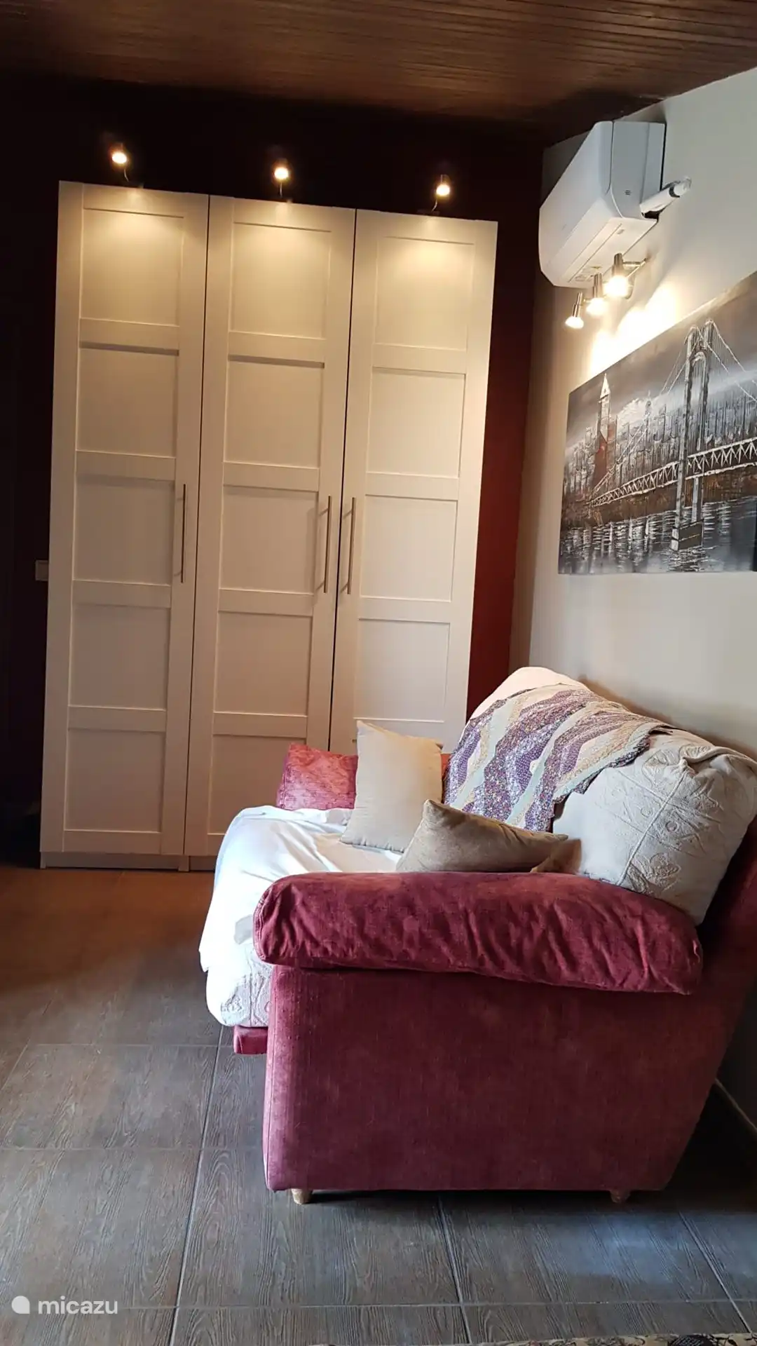 Ein weiterer Blick auf das Schlafzimmer mit zwei Einzelbetten in der obersten Etage.