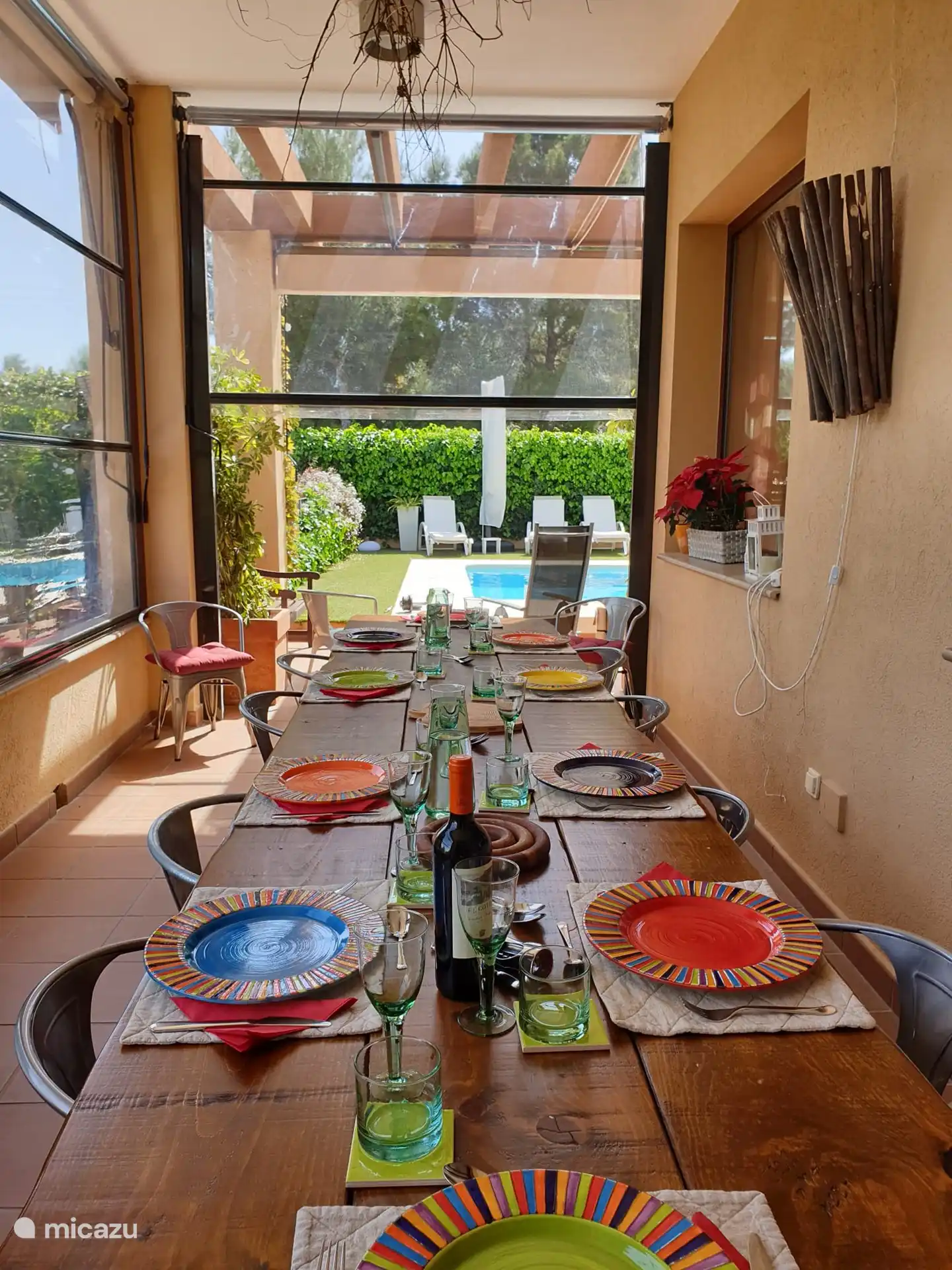 Blick auf die Veranda mit geschlossenen Vinylvorhängen.