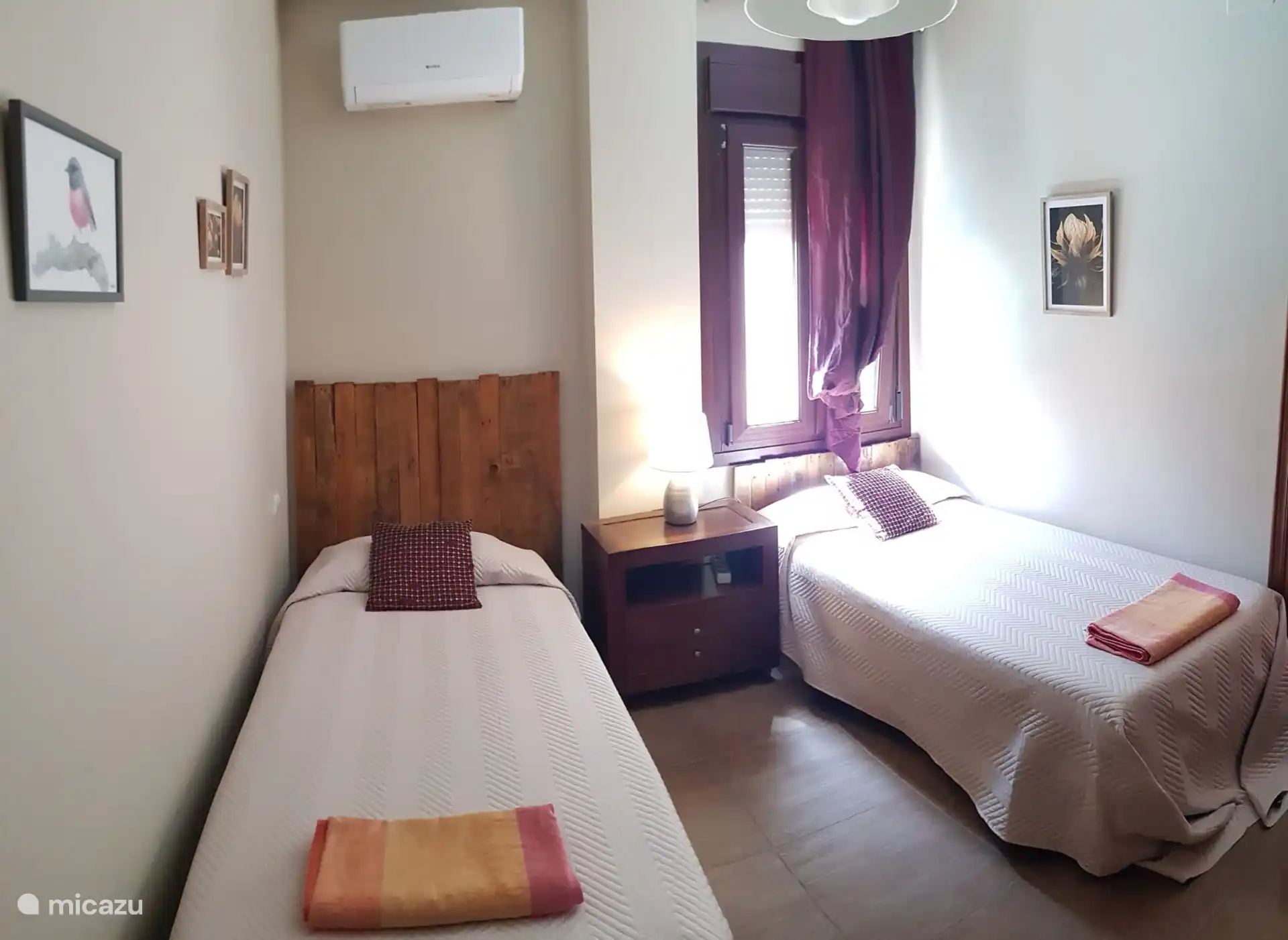 Schlafzimmer mit Einzelbetten in der unteren Etage.