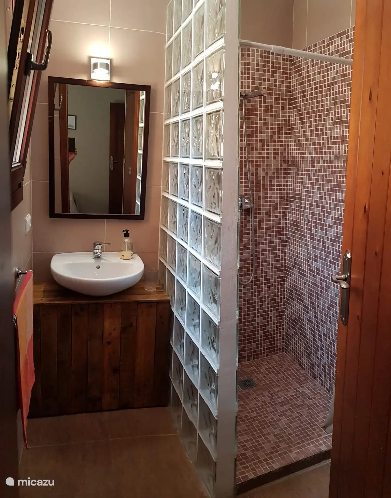 En-suite WC vom Schlafzimmer mit Einzelbetten aus der unteren Etage.