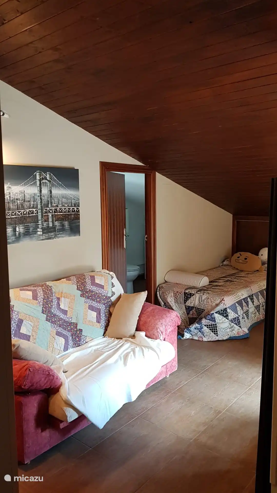 Blick auf das Schlafzimmer mit Einzelbetten im obersten Stockwerk.