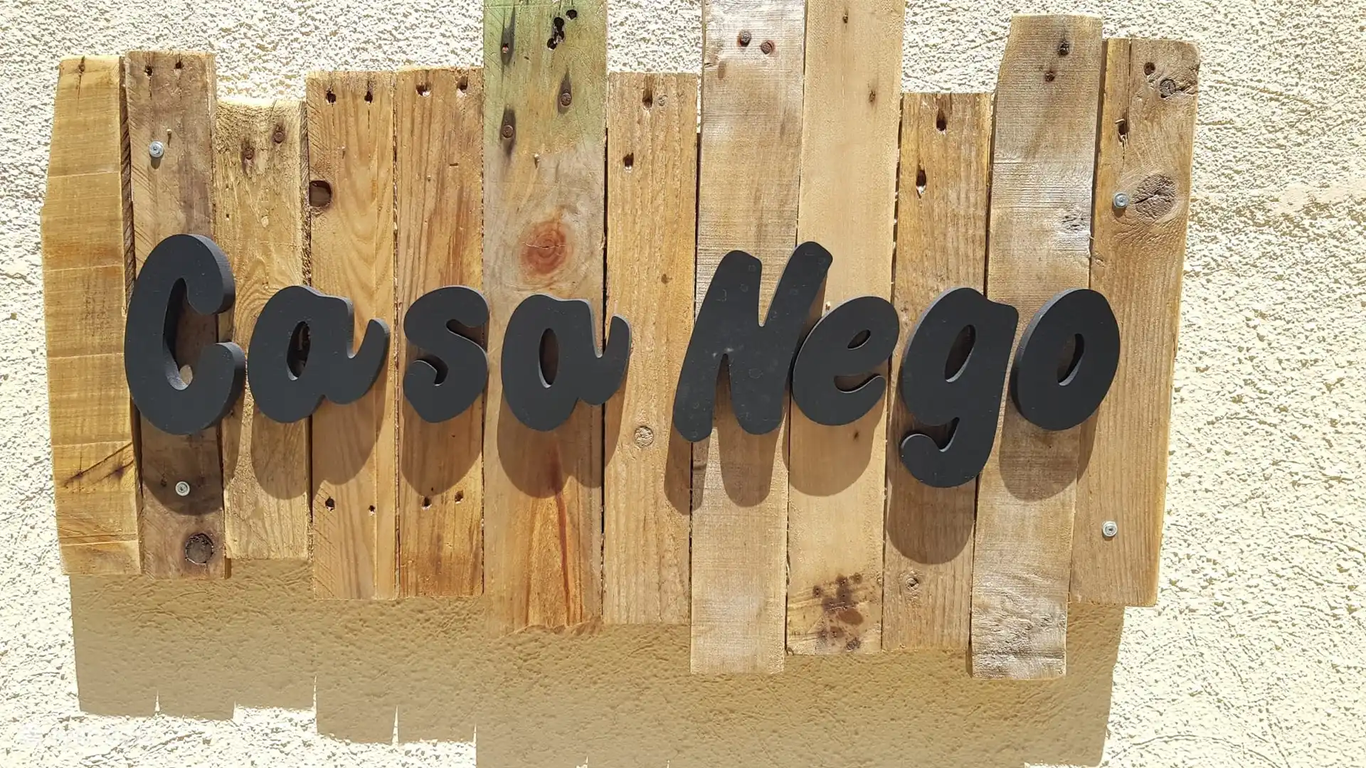 Schild am Tor des Anwesens