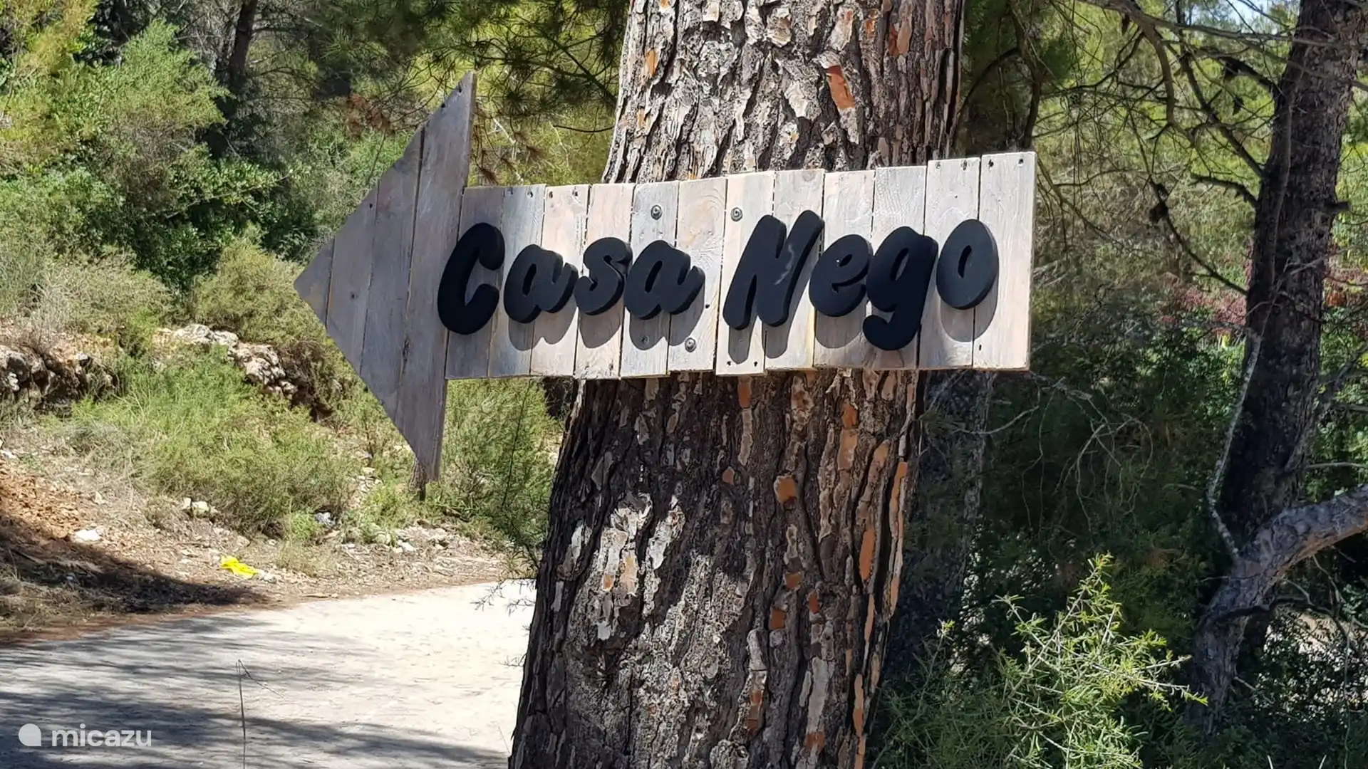 Hinweisschild an der Weggabelung, um die Ankunft in Casa NeGo zu erleichtern.