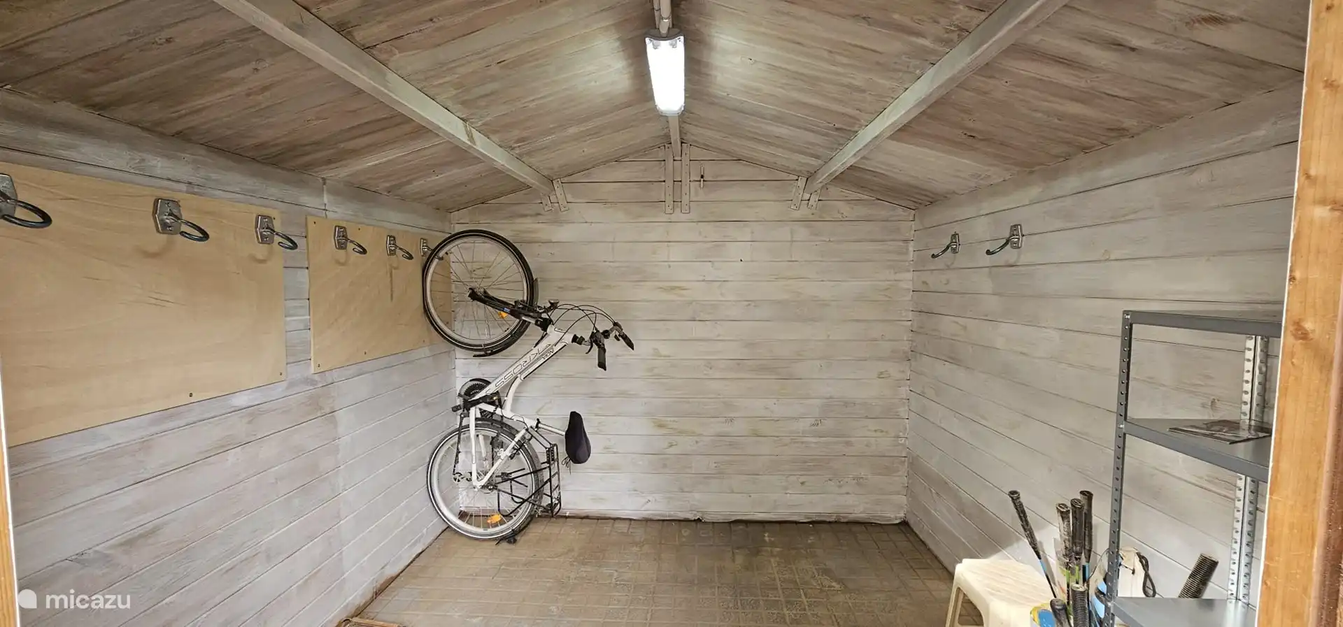 Geschlossener Schuppen für bis zu 8 Fahrräder