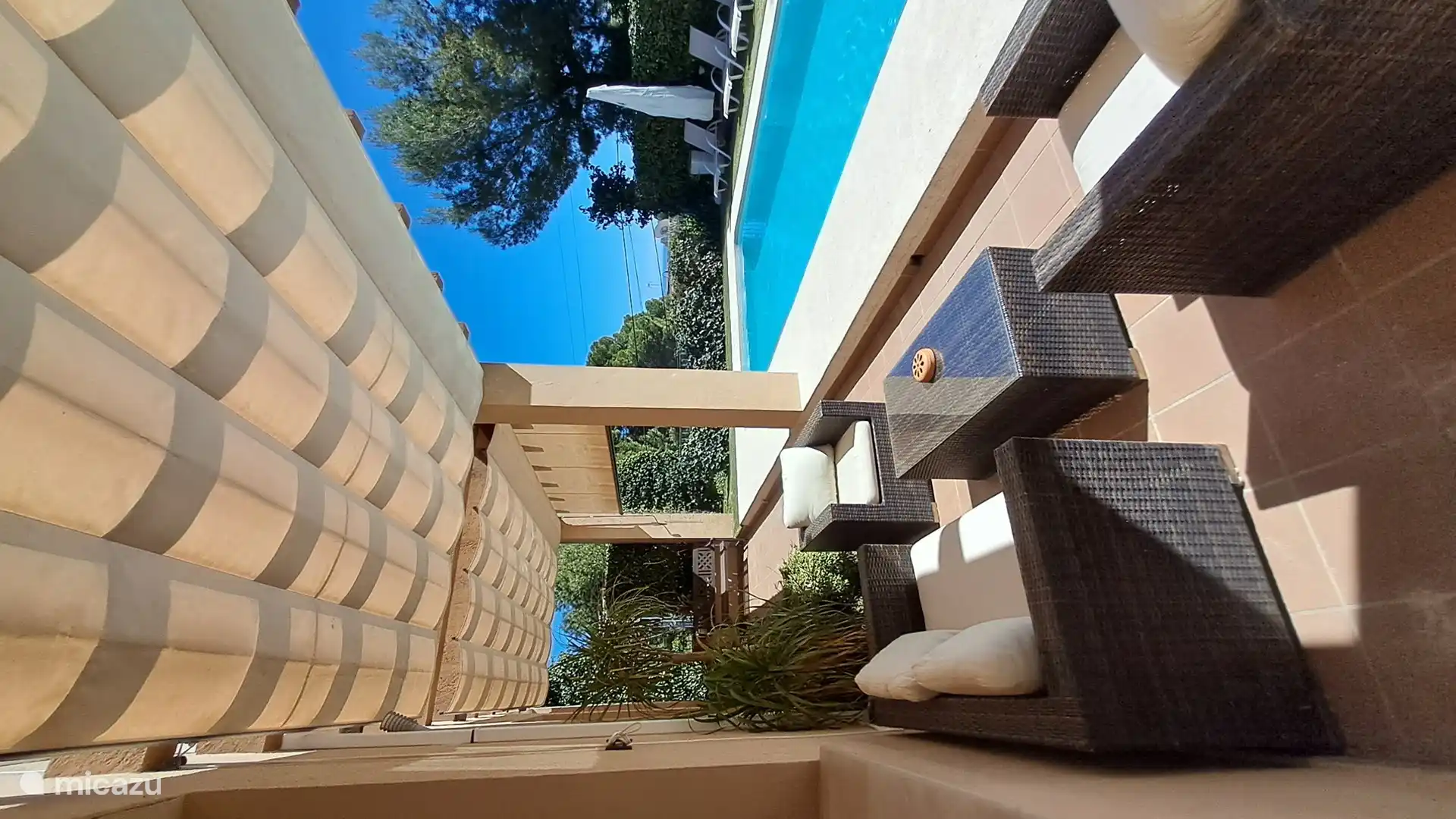 Sitzbereich am Pool.