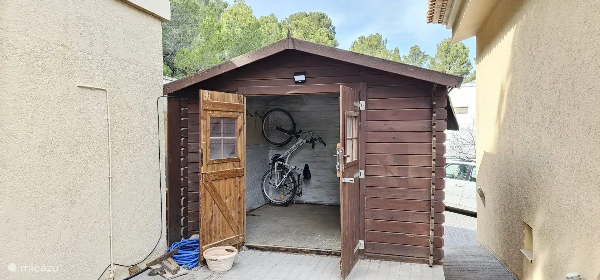 Geschlossener Schuppen für bis zu 8 Fahrräder