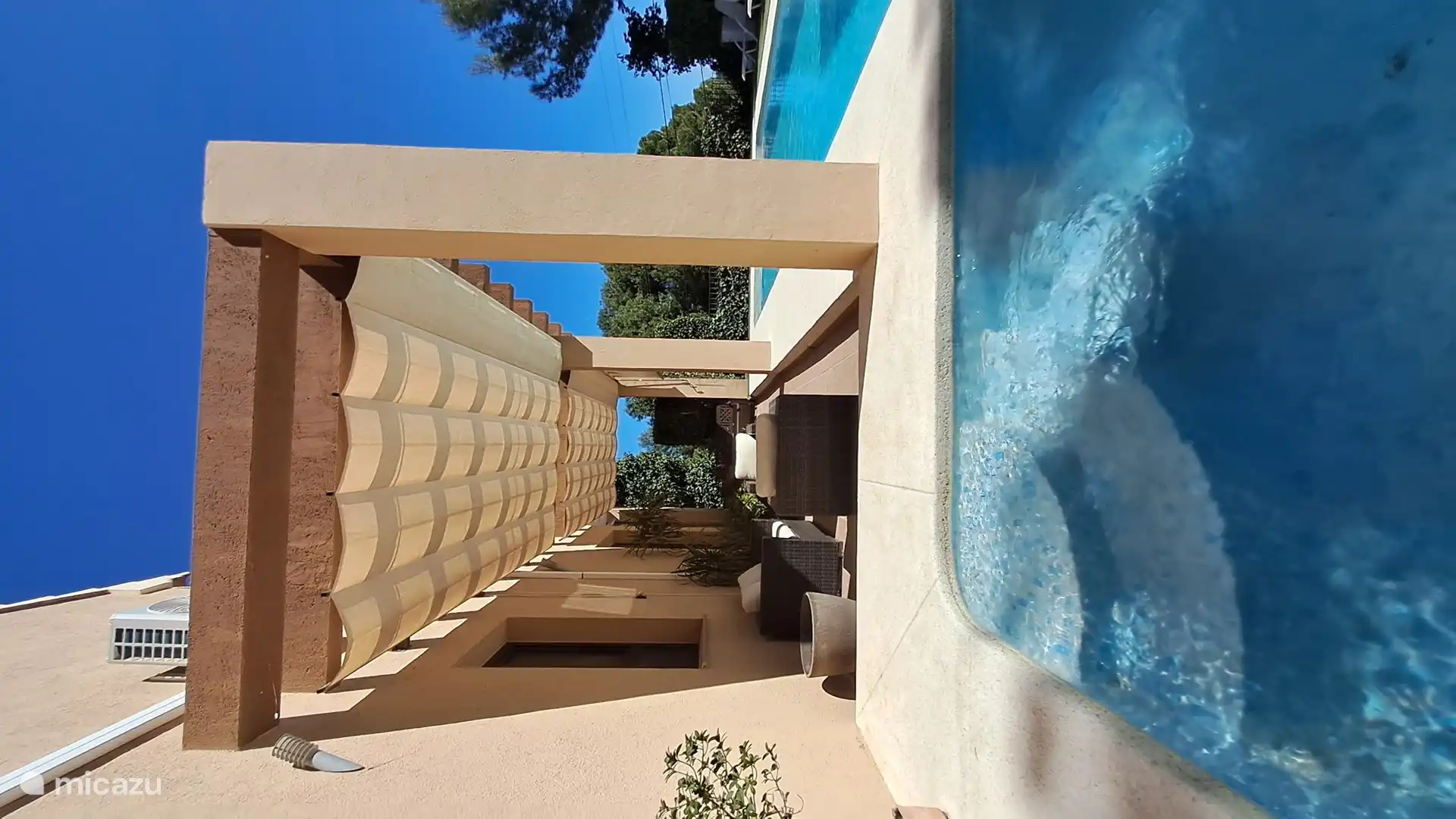 Zugang zum Pool. Wir haben ein kleines Geländer hinzugefügt.