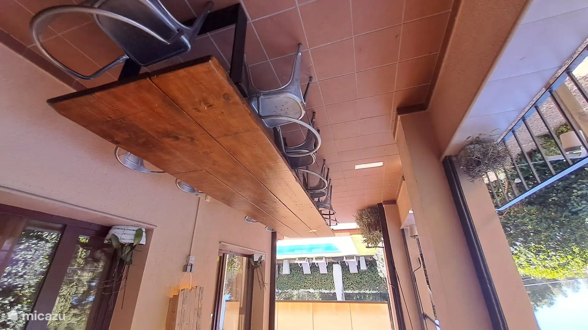 Veranda mit einem 4-Meter-Tisch. Er kann mit transparenten Vinylvorhängen verschlossen werden, so dass Sie diesen Bereich auch im Winter genießen können