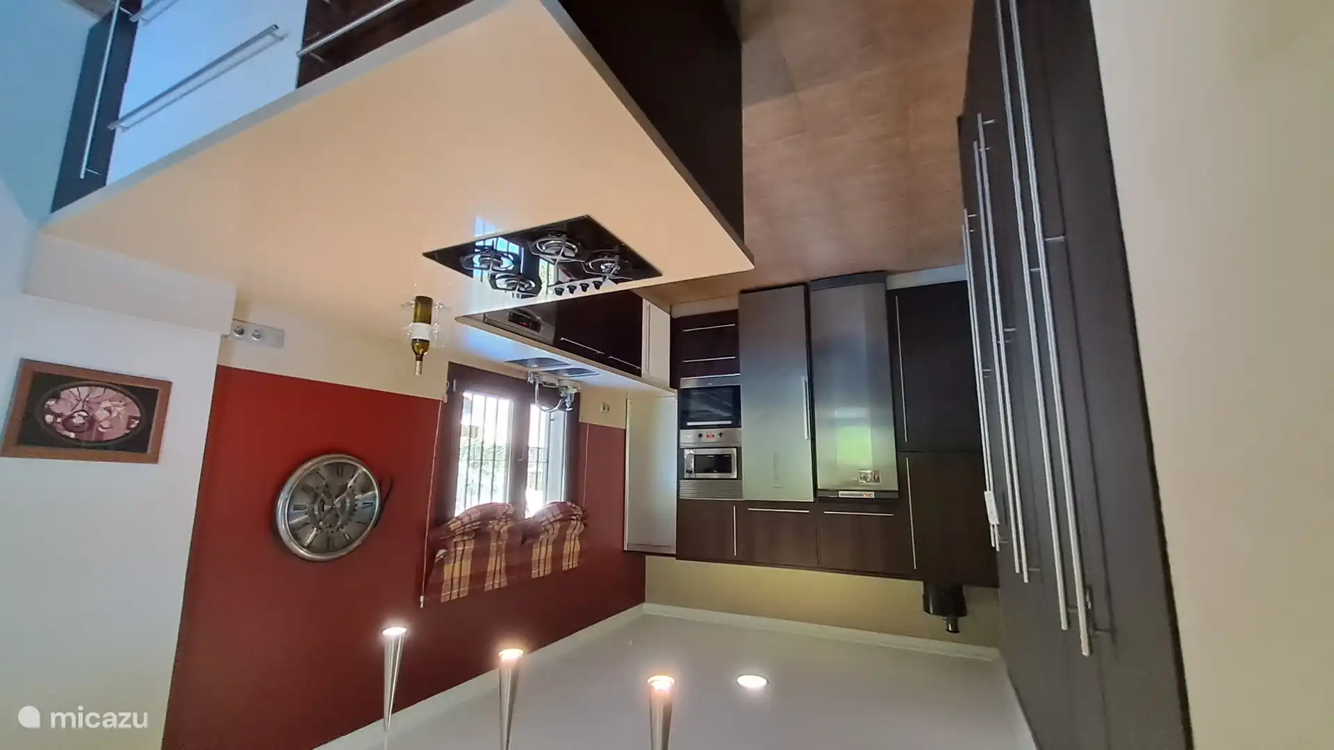 Küche: Es verfügt über einen Backofen, eine Mikrowelle, einen Geschirrspüler, einen Gefrierschrank und einen Kühlschrank unabhängig und großformatig, sowie Propangasbrenner. Küchenutensilien sind ebenfalls vorhanden.