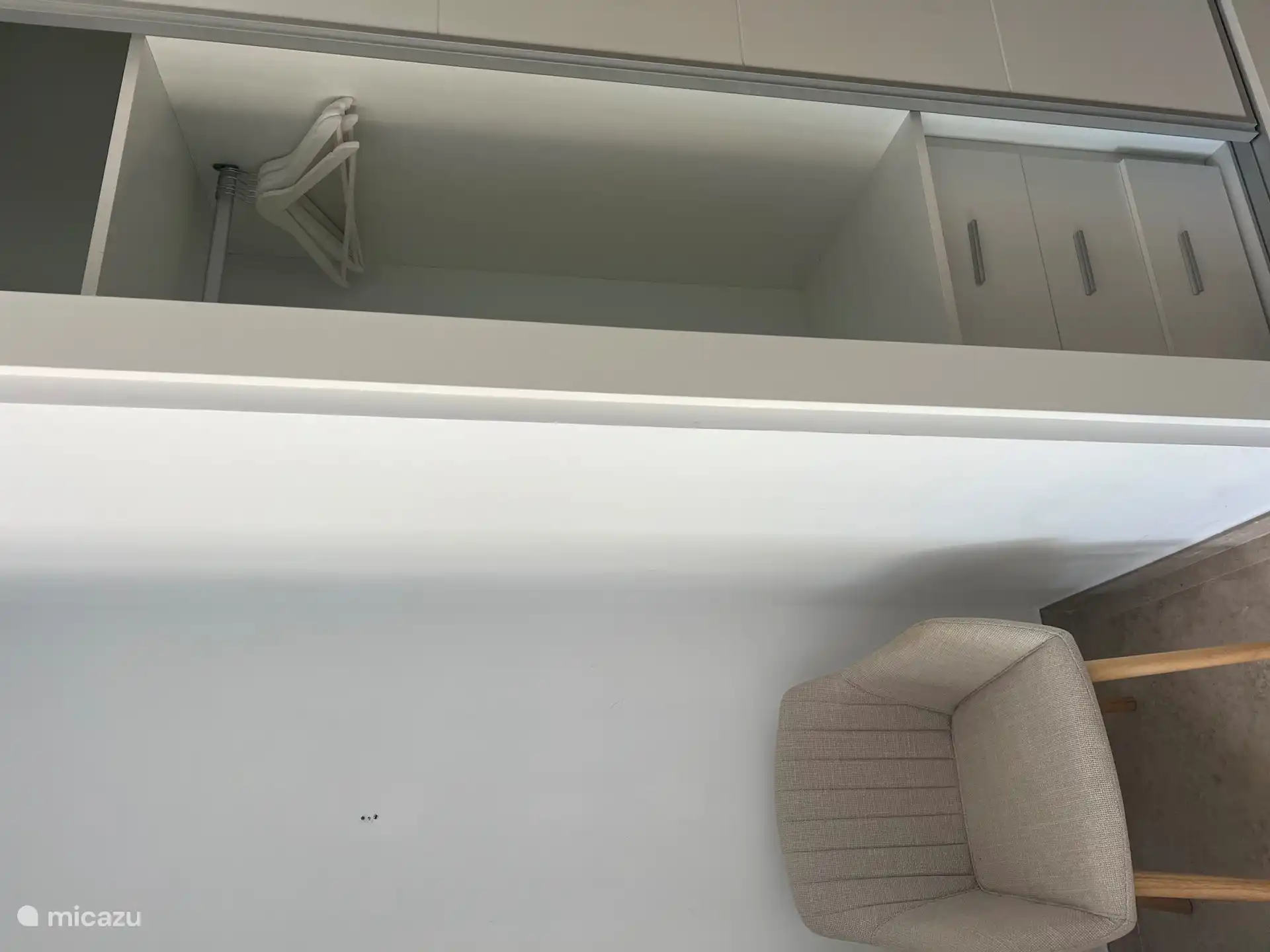 Dit is slechts één van de vele kasten dus kastruimte genoeg!