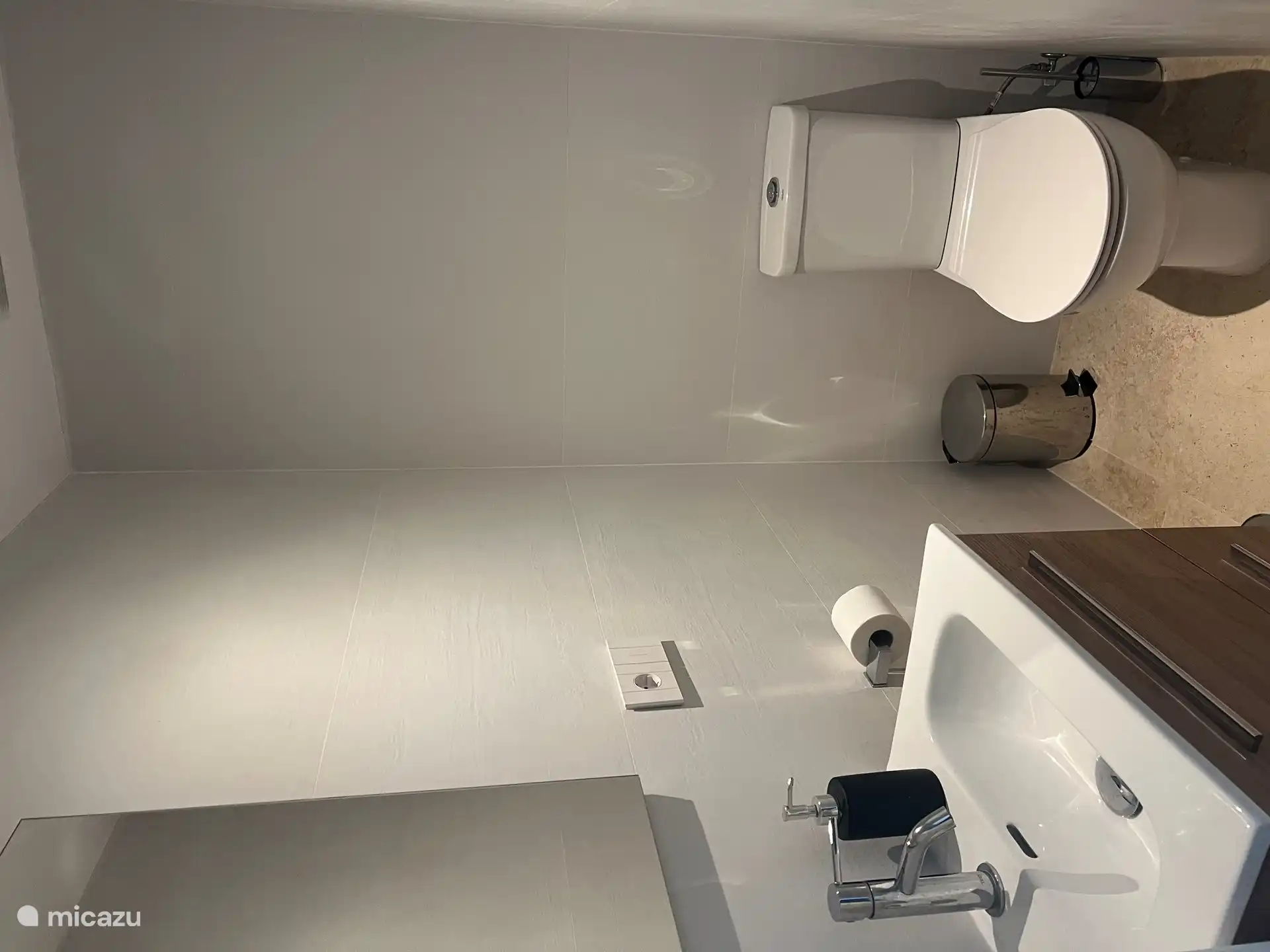 Apart toilet met wastafel