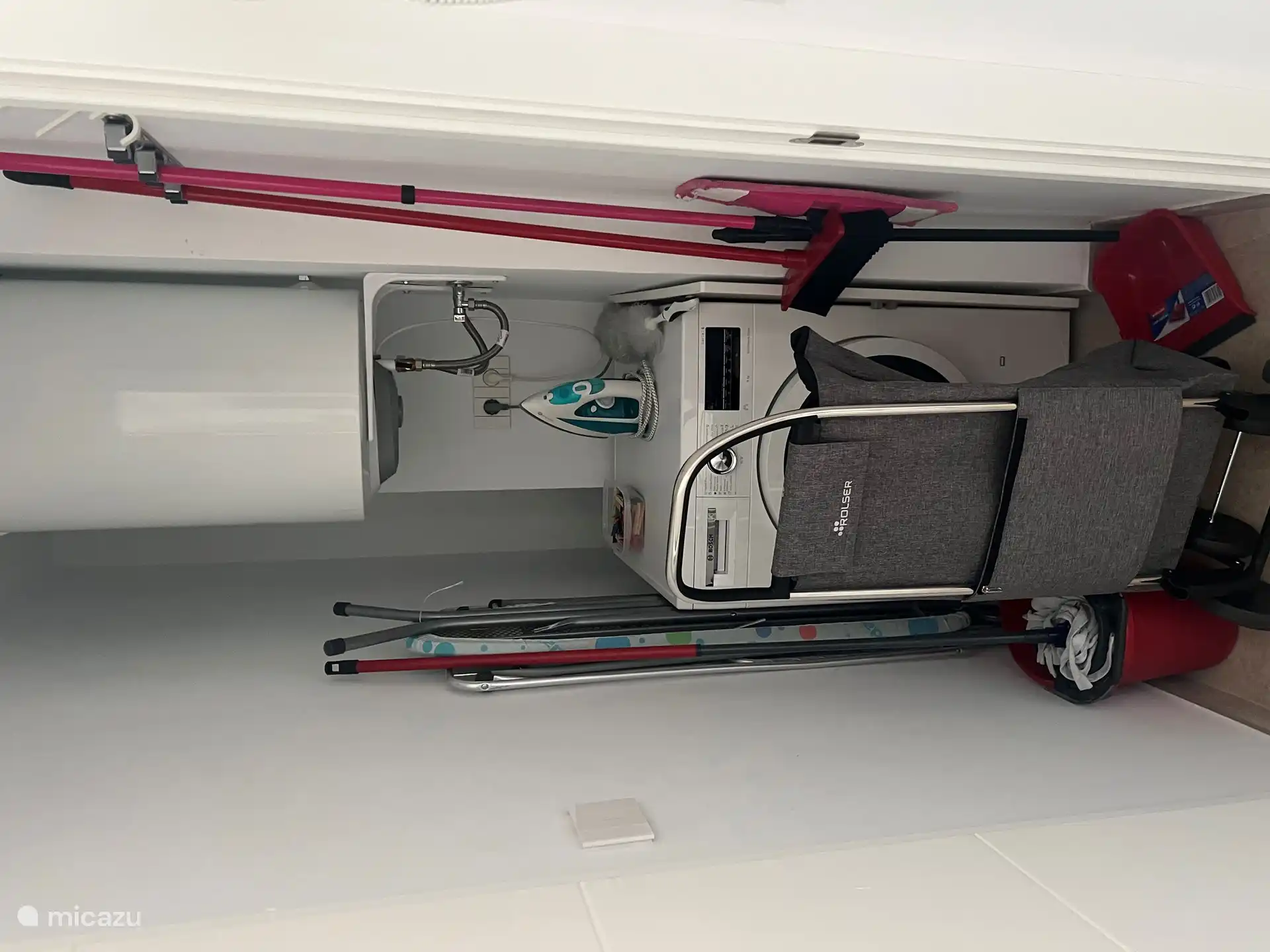 Berging met wasmachine en schoonmaak artikelen