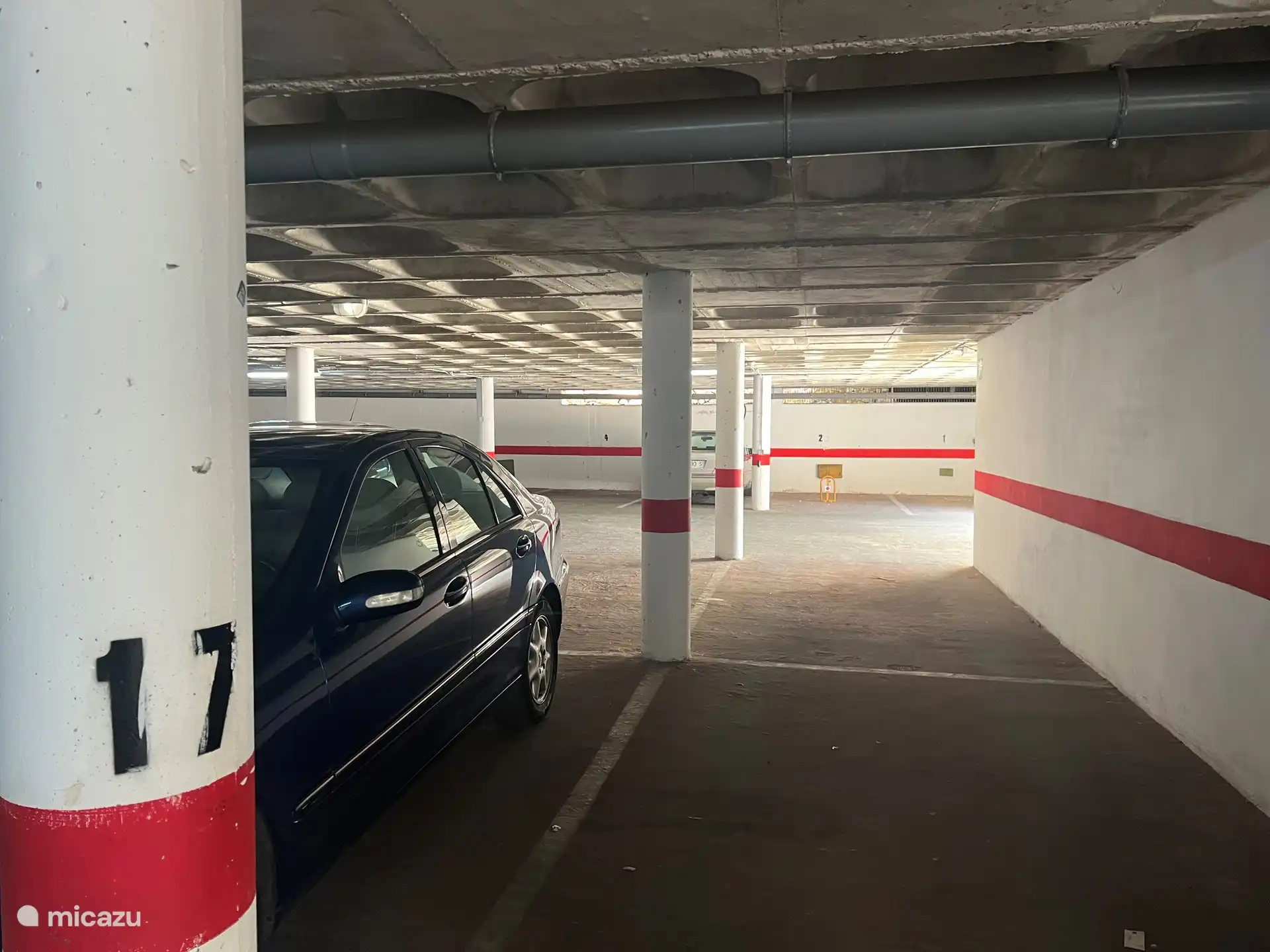 Vaste parkeerplaats in de garage