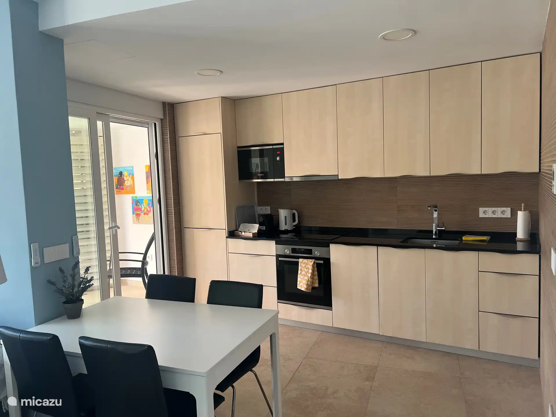 Open keuken met doorloop naar het terras