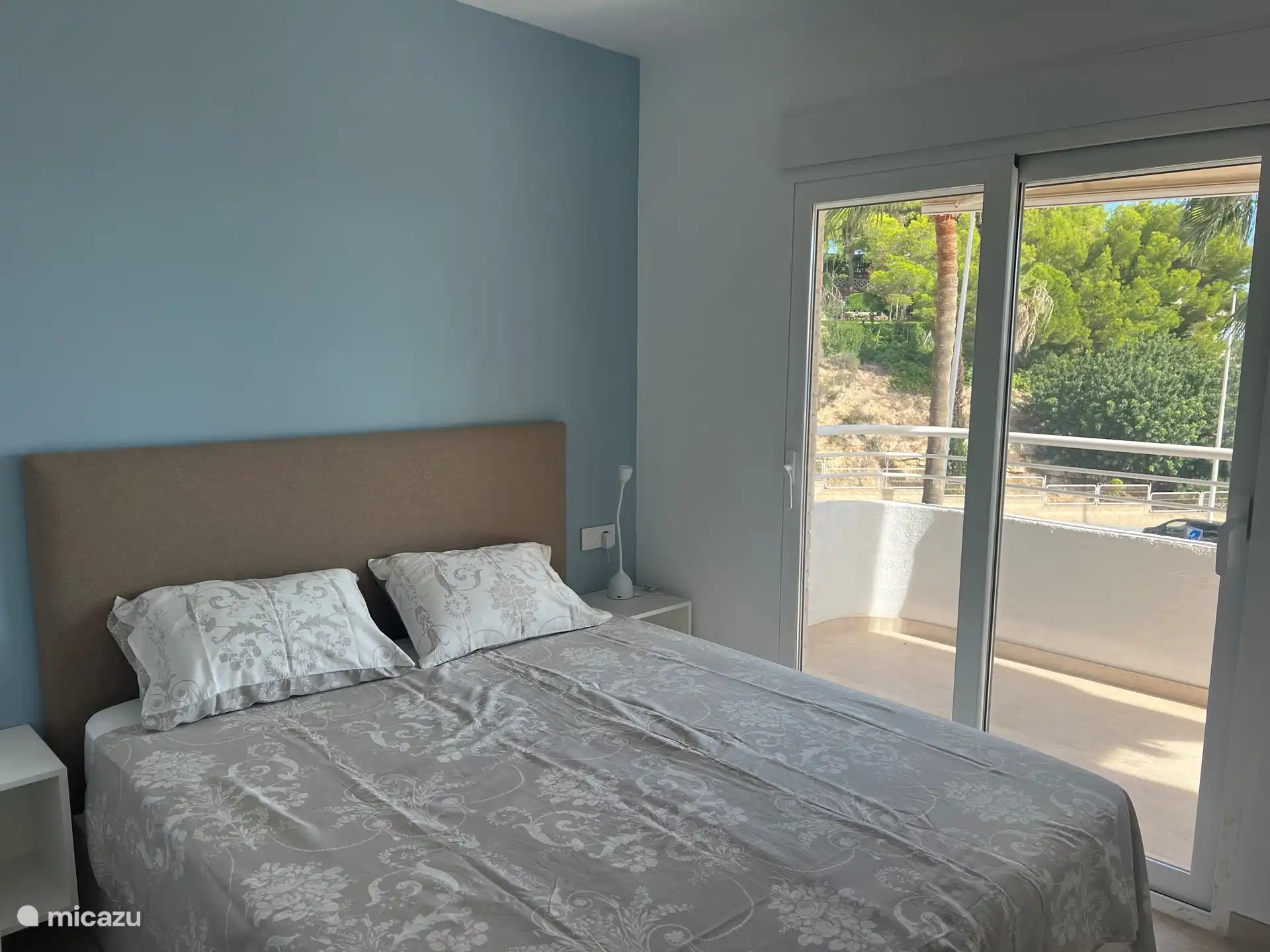 Slaapkamer met ensuite badkamer