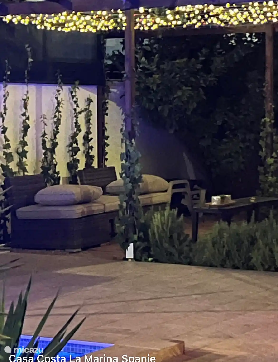 Ons heerlijke plekje om 's avonds buiten te zitten onder de sfeervolle verlichte pergola.
