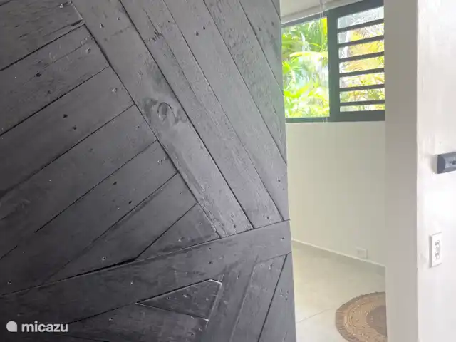 SolLuna Studios (Studio Sol) | Curaçao, Curaçao-Centre, Willemstad - studio Porte entre la cuisine et la chambre
