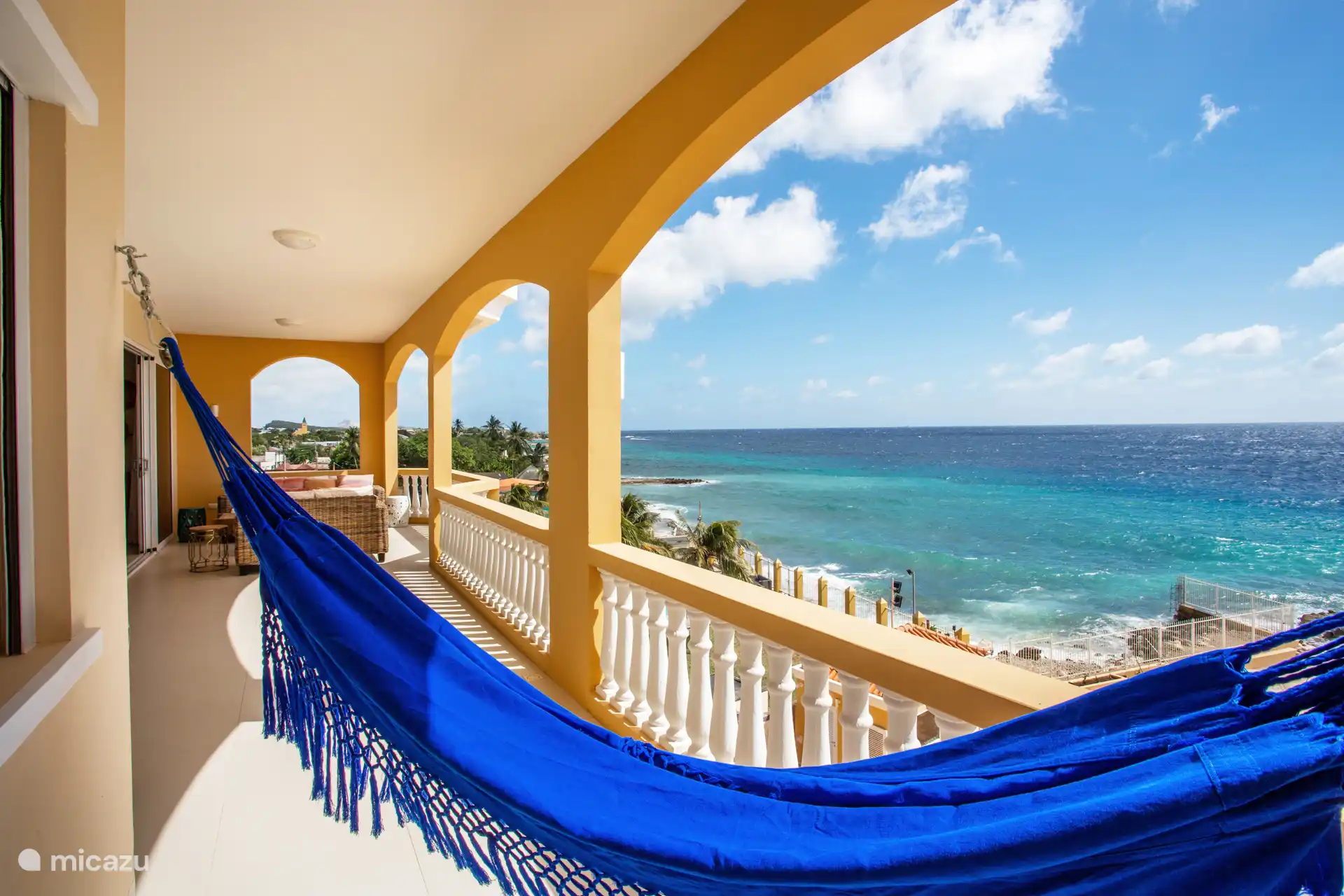 Eine Hängematte auf dem Balkon, schön im Wind mit schöner Aussicht. 