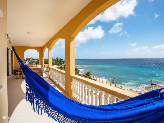 The Beach · The Strand Penthouse en Curazao, Curazao Centro, Willemstad - apartamento Una hamaca en el balcón, encantadora al viento con hermosas vistas.
