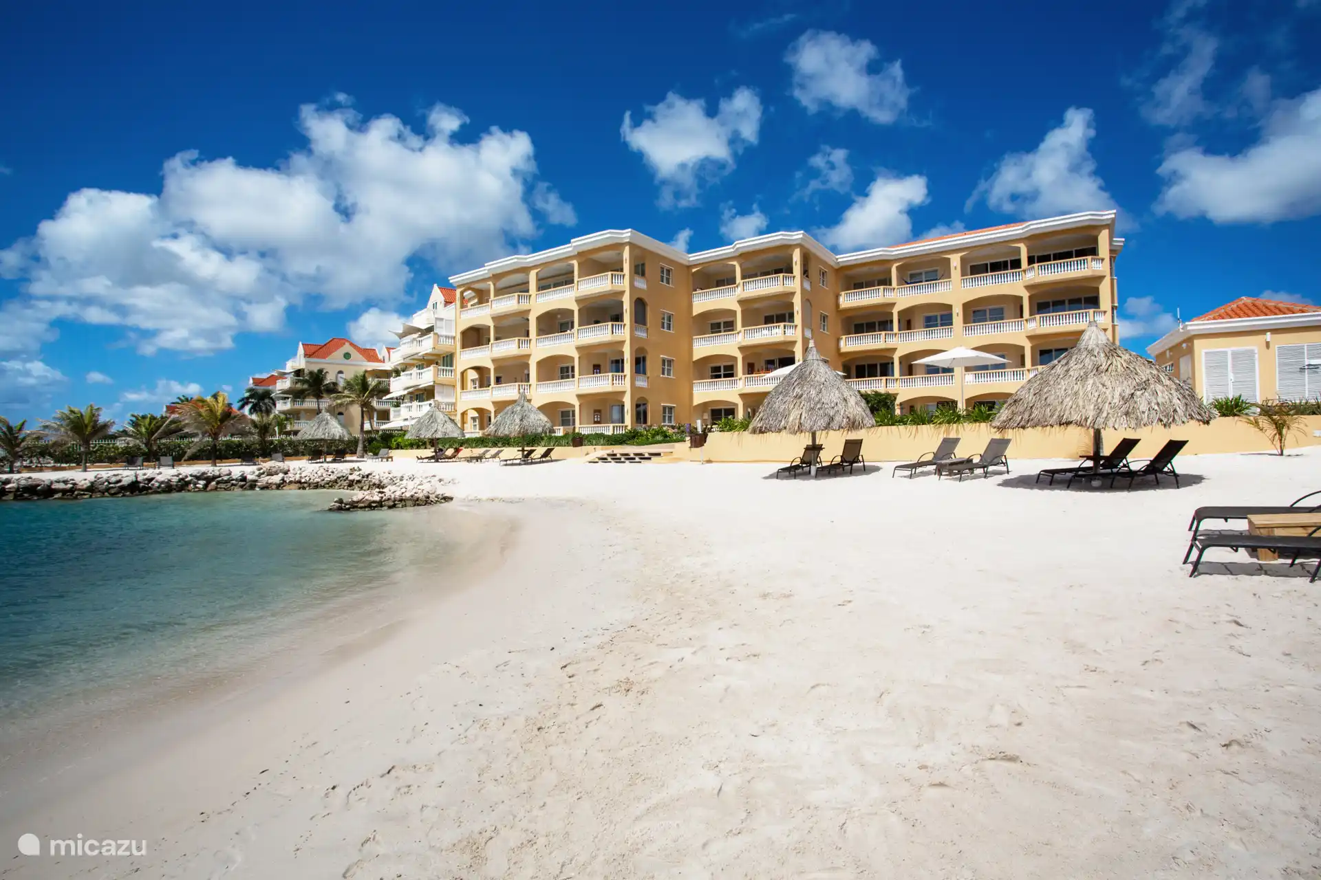 Palapas und Strandbetten stehen für das wunderbare tropische Gefühl zur Verfügung. Genießen!
