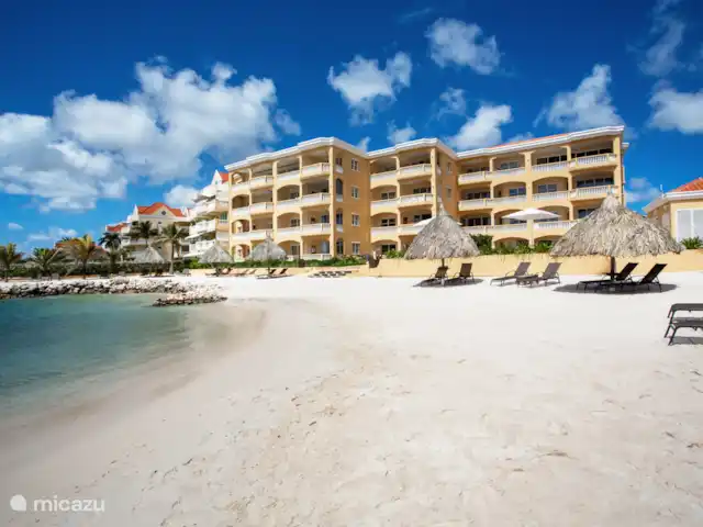 The Beach · The Strand Penthouse en Curazao, Curazao Centro, Willemstad - apartamento Palapas y camas de playa disponibles para esa maravillosa sensación tropical. ¡Disfrutar!